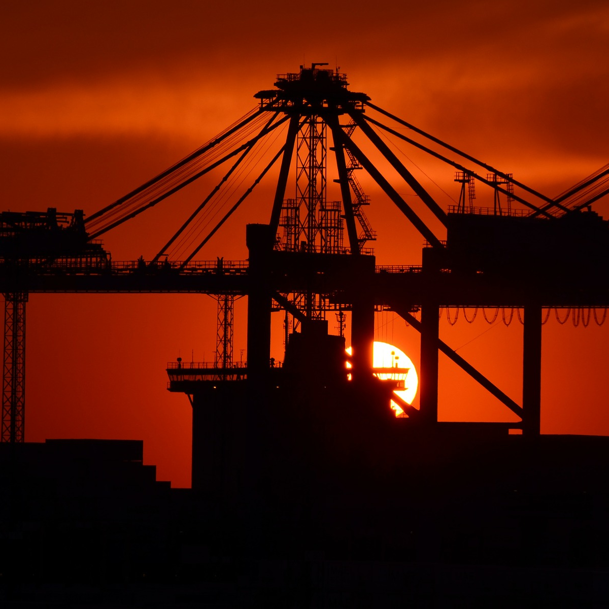 Industrie (adapted) (Image by Huskyherz [CC0 Public Domain] via Pixabay)