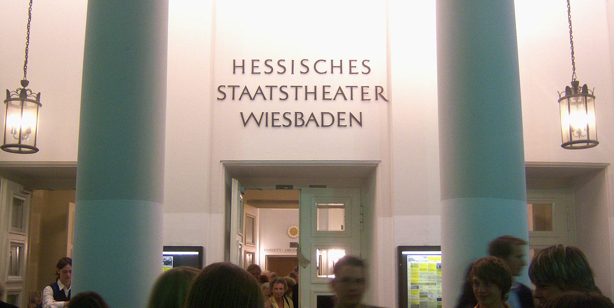 Hessisches Staatstheater in Wiesbaden (Bild by Jivee Blau [CC BY-SA 3.0], via Wikimedia Commons)