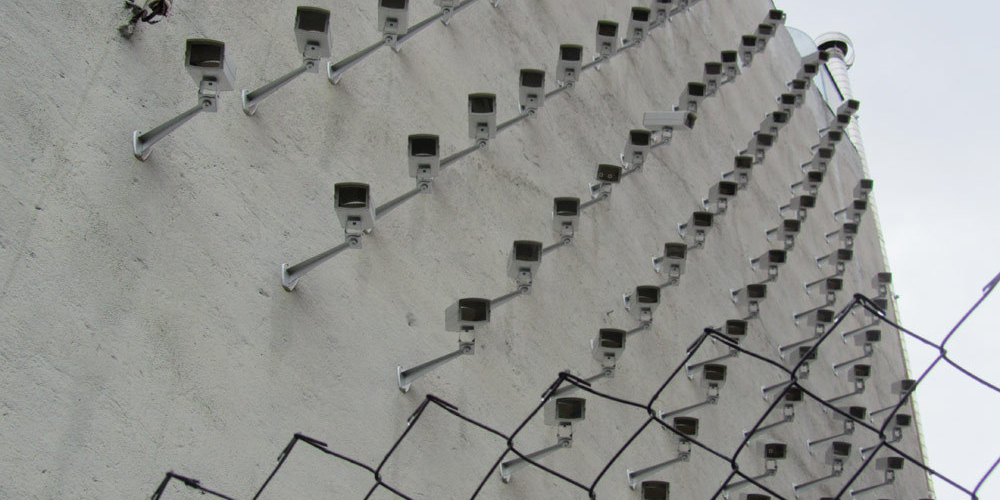 spy en la calle Almortas (adapted) (Image by Marta Nimeva Nimeviene [CC BY 2.0] via Flickr)