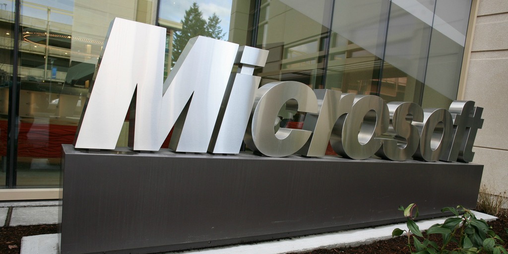 Microsoft sign outside building 99 (adapted) (Image by Robert Scoble [CC BY 2.0] via flickr)