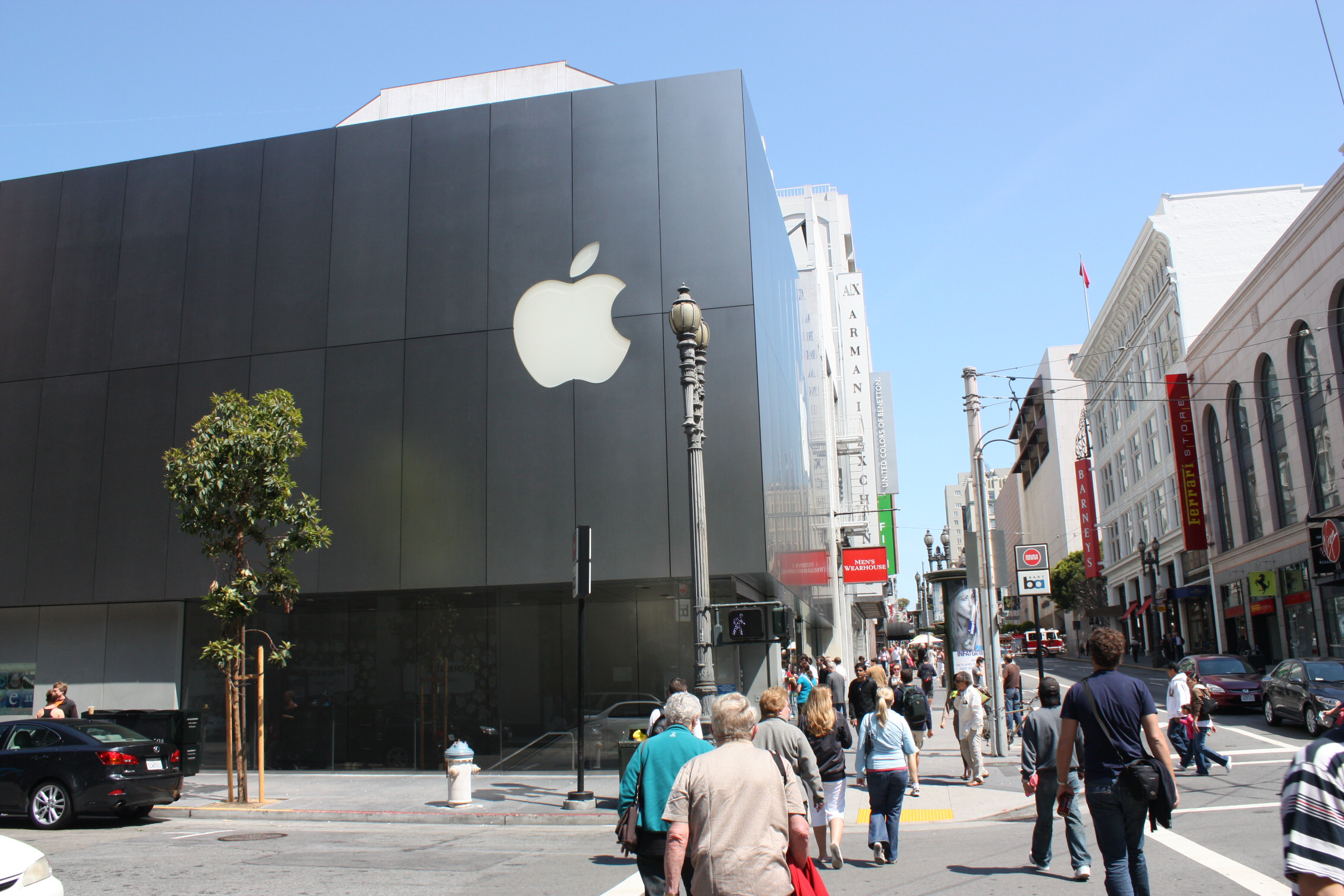 Apple Store San Francisco (adapted) (Image by Christian Rasmussen [CC BY-SA 2.0] via Flickr)