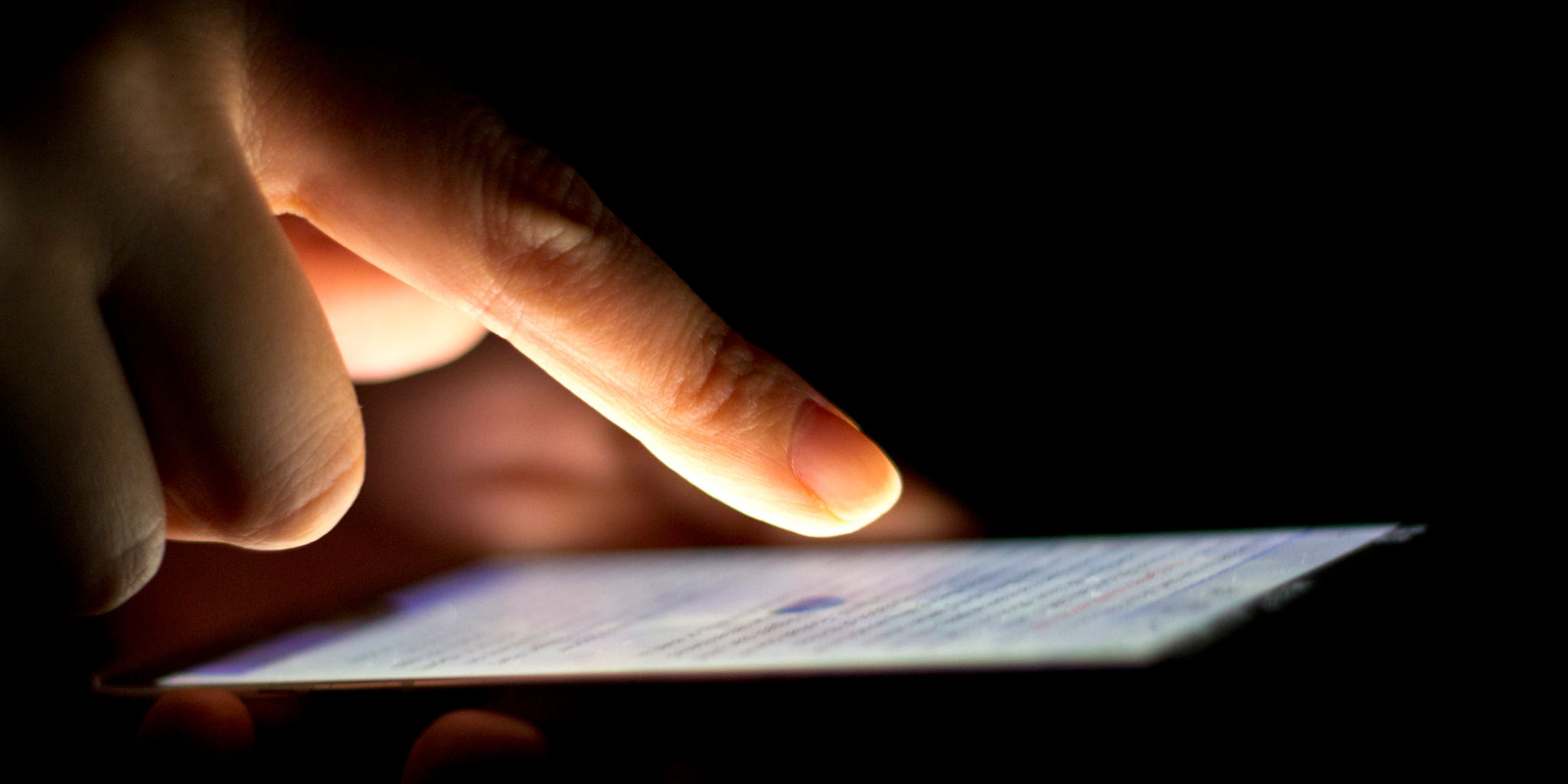 Close up person using smartphone (Image by Japanexperterna.se [CC BY-SA 2.0] vie Flickr)