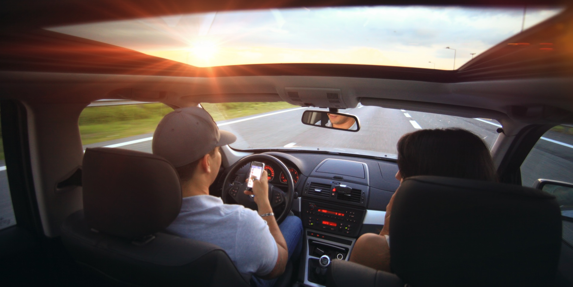 Smartphone am Steuer (Bild by Pexels [CCO]) Android Auto