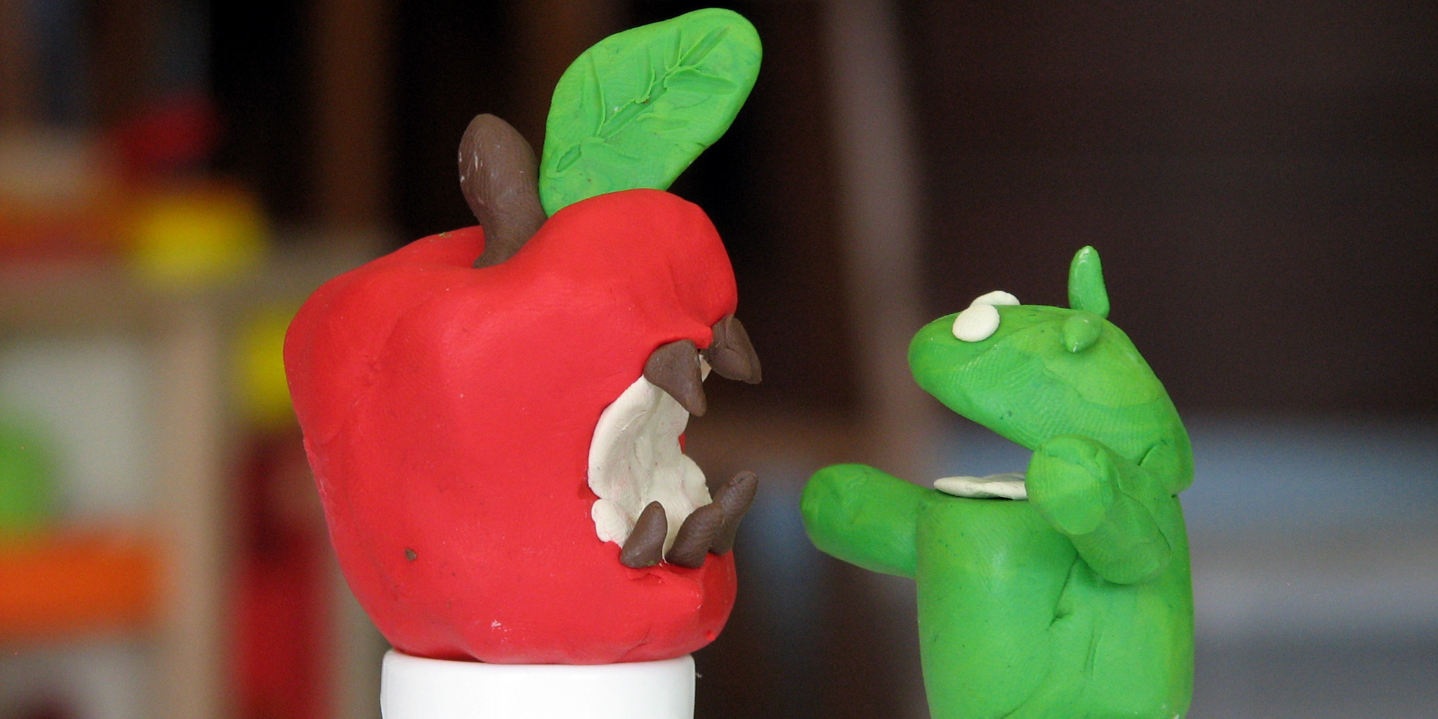 The raging battle between Apple's iPhone and Google's Android (adapted) (Image by Tsahi Levent-Levi [CC BY-SA 2.0] via Flickr)