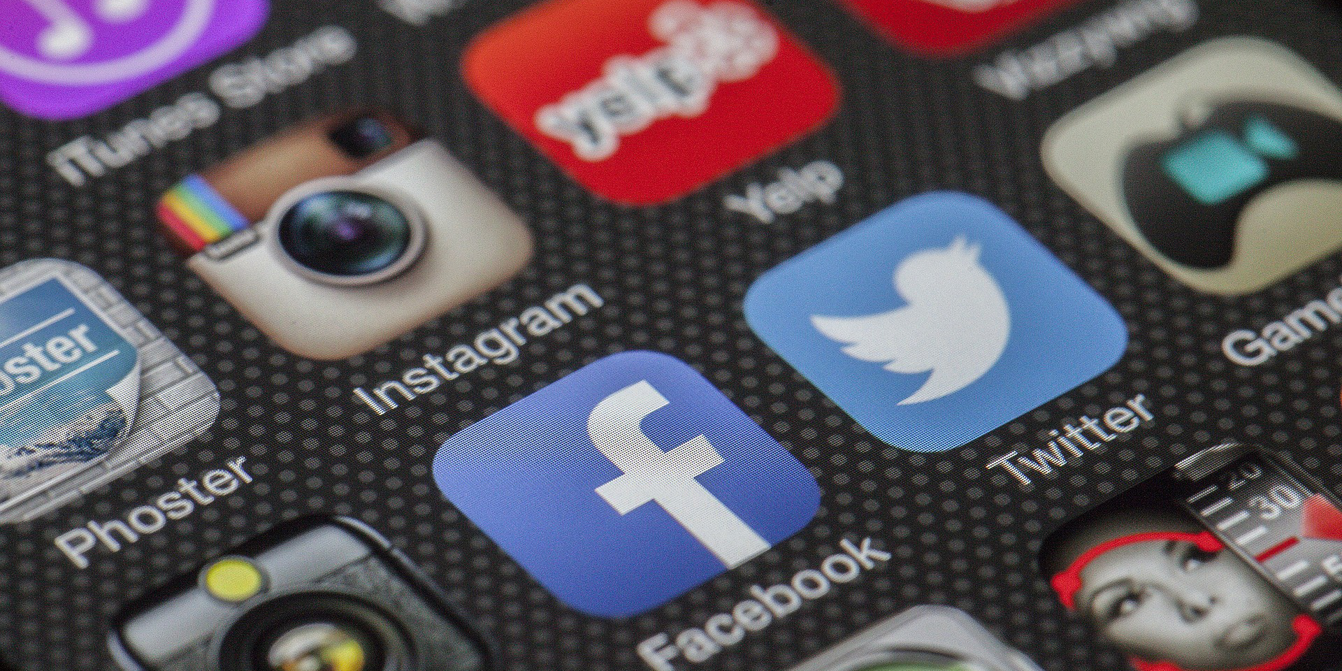 Apps von Twitter und Facebook (image by Thomas Ulrich [CC0 Public Domain] via Pixabay)