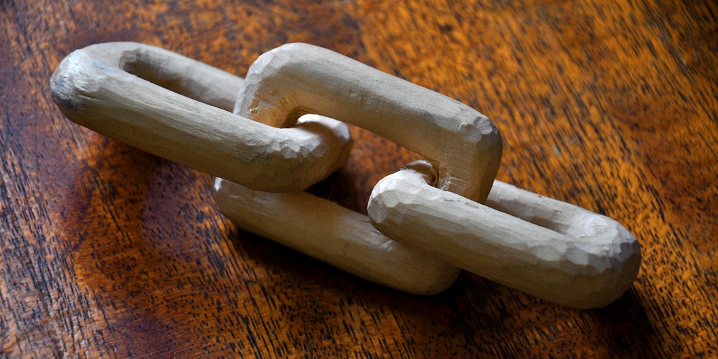 Chain links (adapted) (Image by Yandle [CC BY 2.0] via flickr)