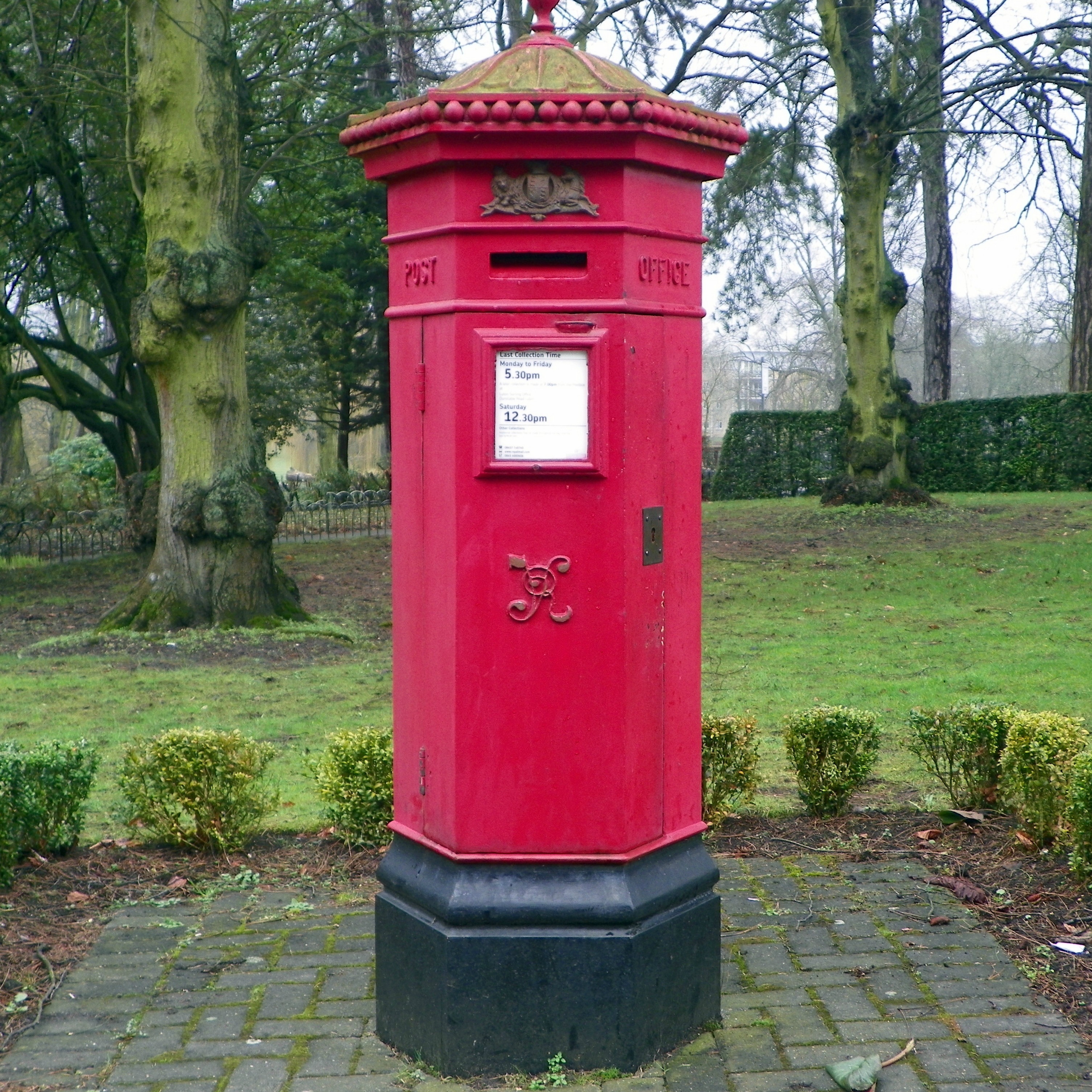 GOC Leagrave to Harpenden 037 Victorian pillar box at Wardown Park, Luton (adapted) (Image by Peter O'Connor aka anemoneprojectors [CC BY-SA 2.0] via flickr)