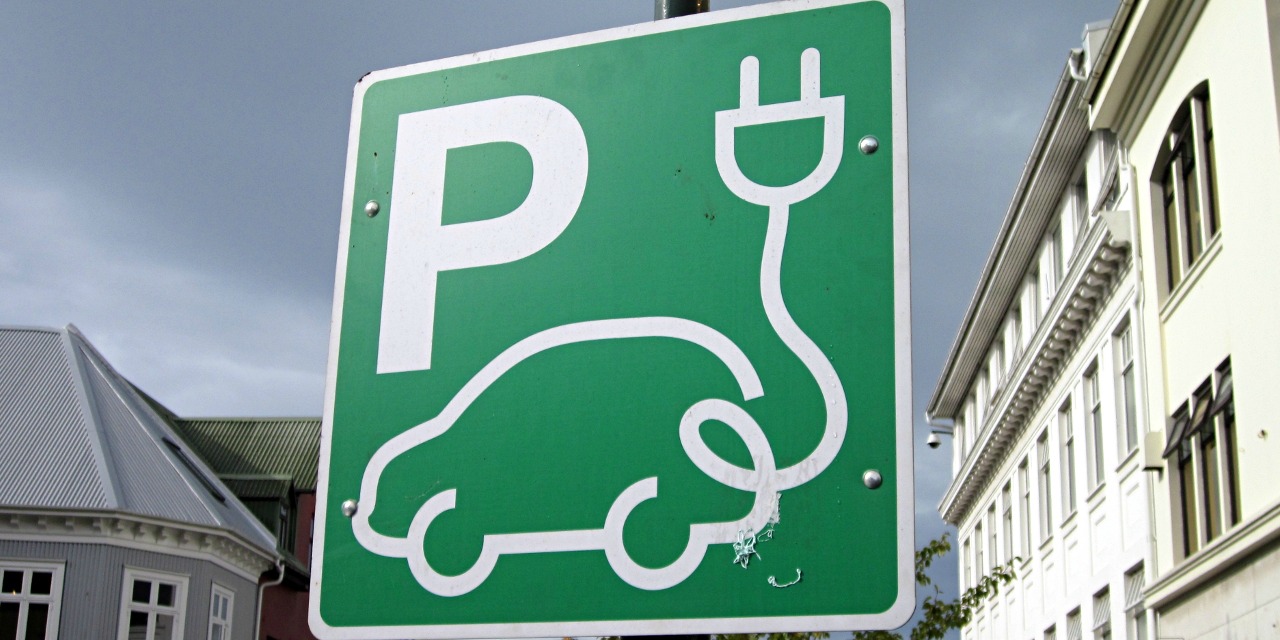 Park and charge (adapted) (Image by Justin Pickard [CC BY-SA 2.0] via flickr)