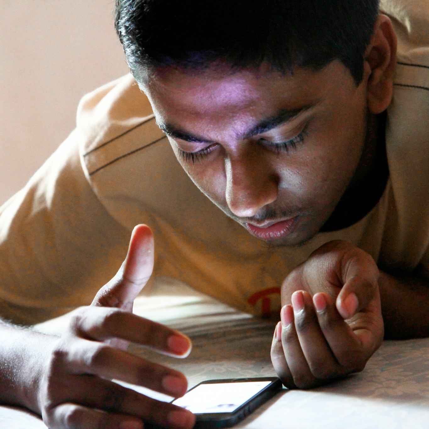 smartphone teen (adapted) (Image by Pabak Sarkar [CC BY 2.0] via flickr)