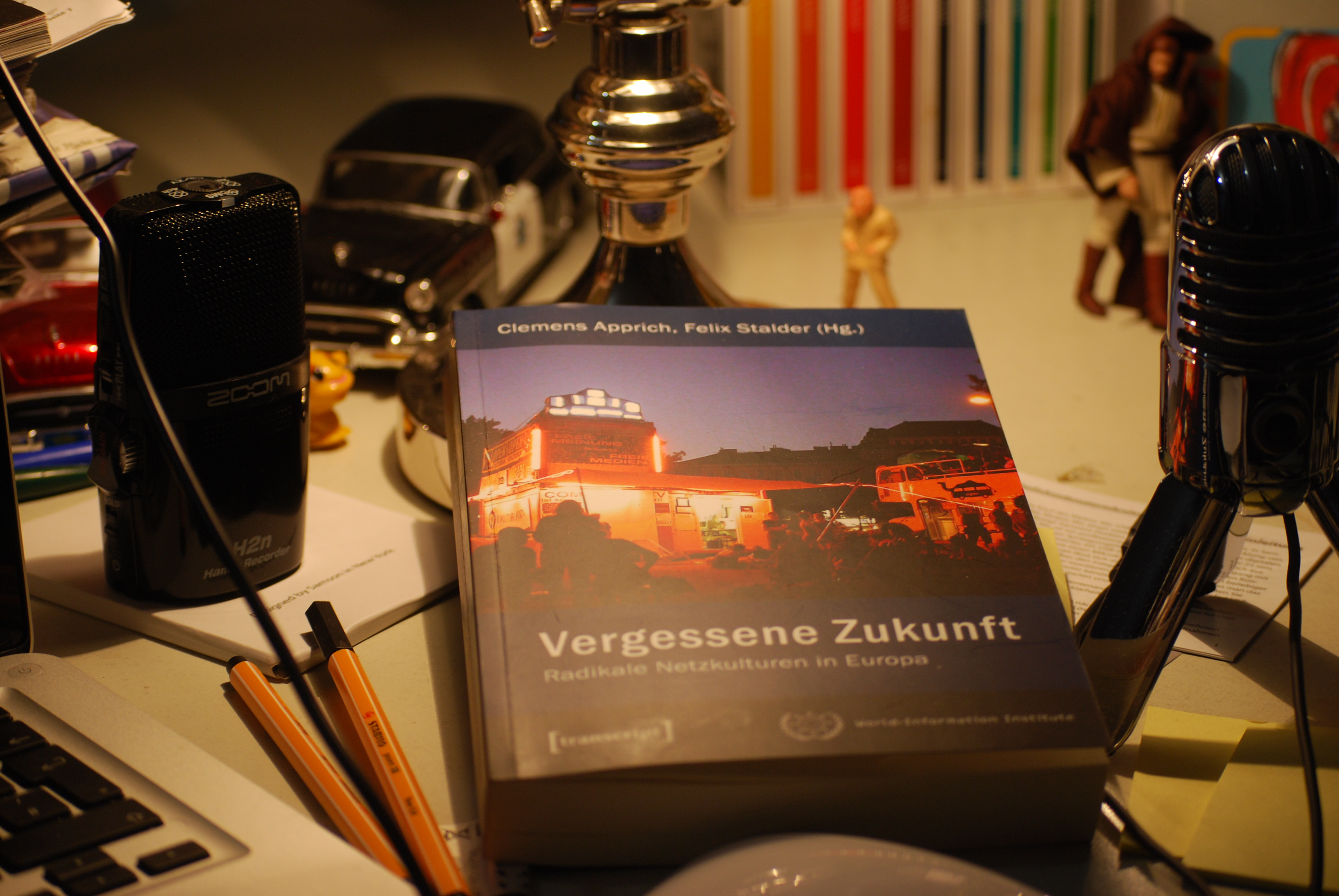 Radikale Netzkulturen, Schreibtisch, Lampe, Kerze, unaufgeräumt, Gunnar Sohn