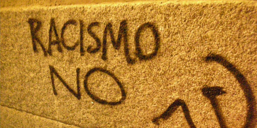 Racismo no (adapted) (Image by Daniel Lobo [CC BY 2.0] via flickr)