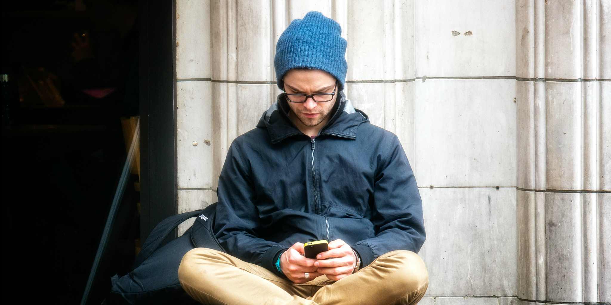 Texting on a Friday (adapted) (Image by Garry Knight [CC BY 2.0] via flickr)