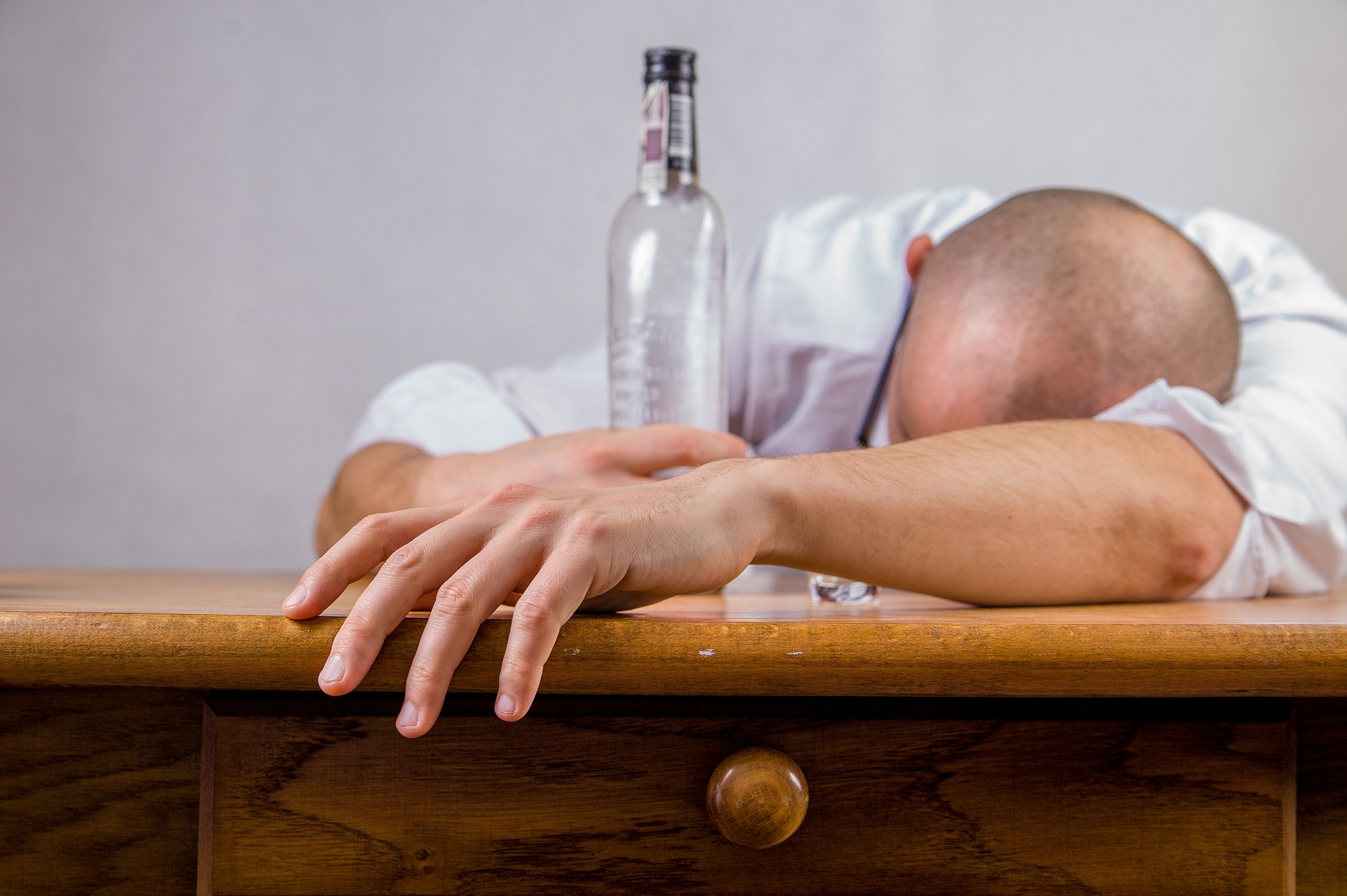Alkohol (Teaser by jarmoluk (CC0 Public Domain), via Pixabay)