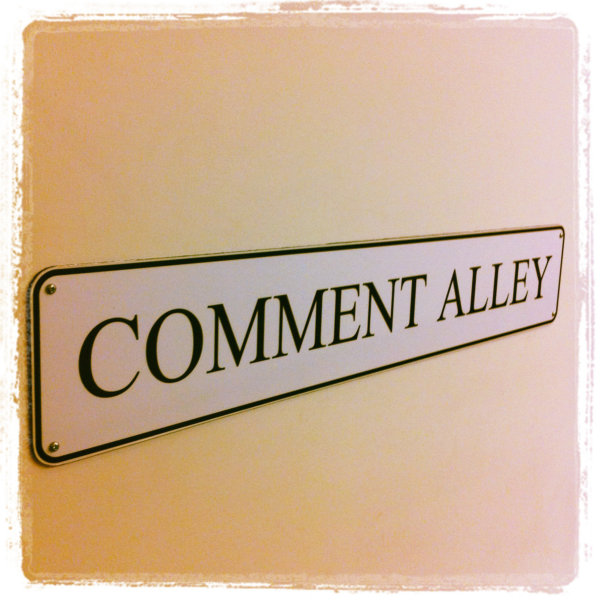 Comment Alley (adapted) (Image by Howard Lake [CC BY-SA 2.0] via Flickr