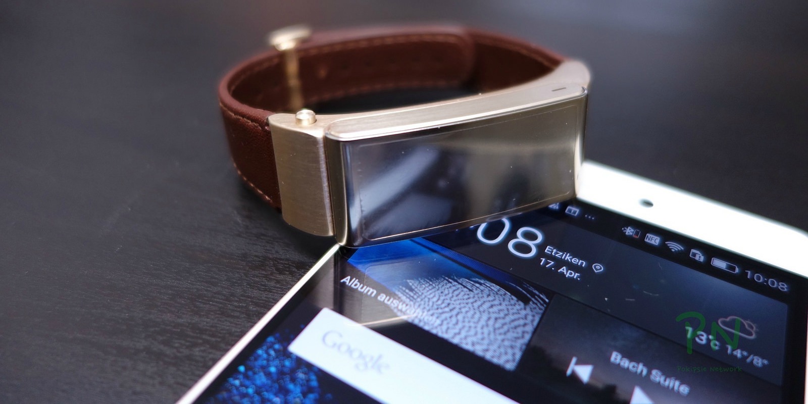 Huawei P8 & Talkband Launch in London - Hands-On (adapted) (Image by Martin @pokipsie Rechsteiner [CC BY-SA 2.0] via flickr)