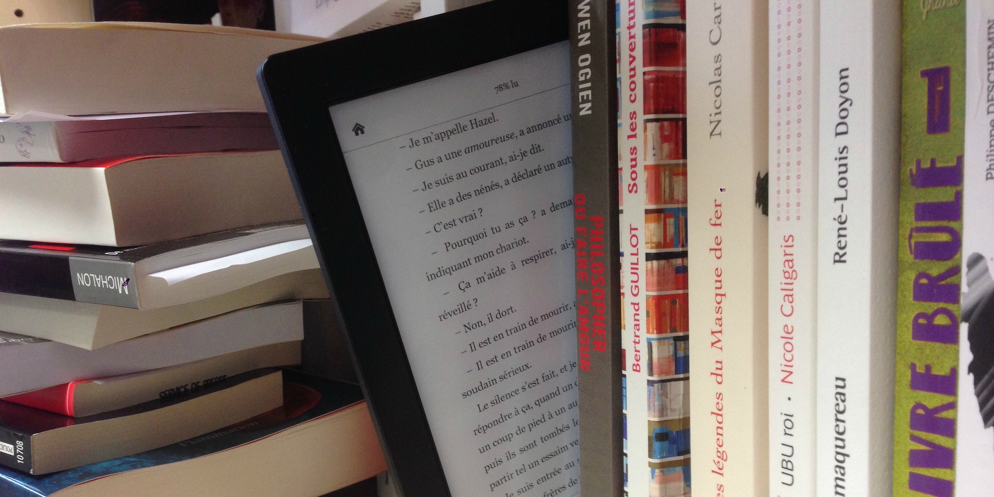 Lecteur ebook + livres papier (adapted) (Image by ActuaLitté [CC BY-SA 2.0] via flickr)