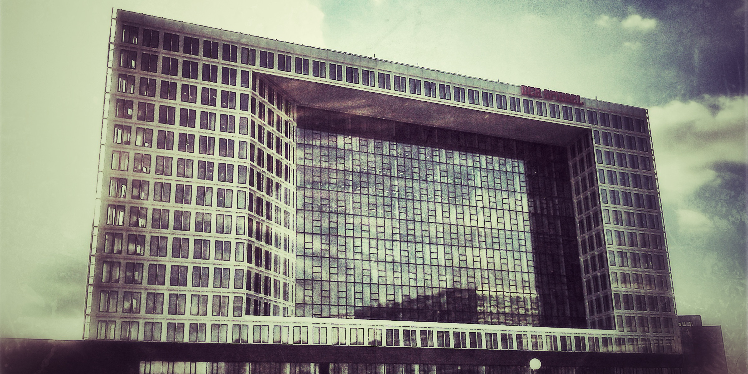 Der Spiegel (adapted) (Image by BineWagner [CC BY-SA 2.0] via Flickr)