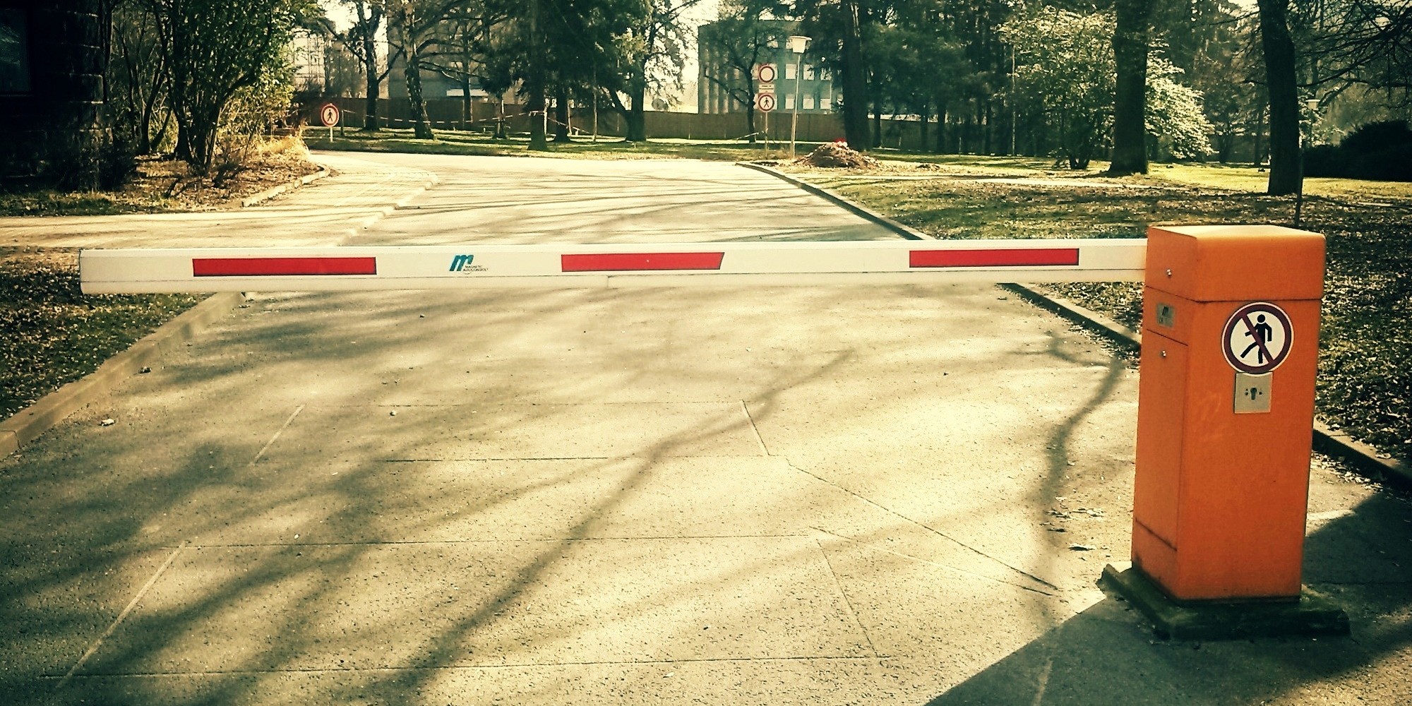 Barrier (Image by HolgersFotografie [CC0 Public Domain], via Pixabay)