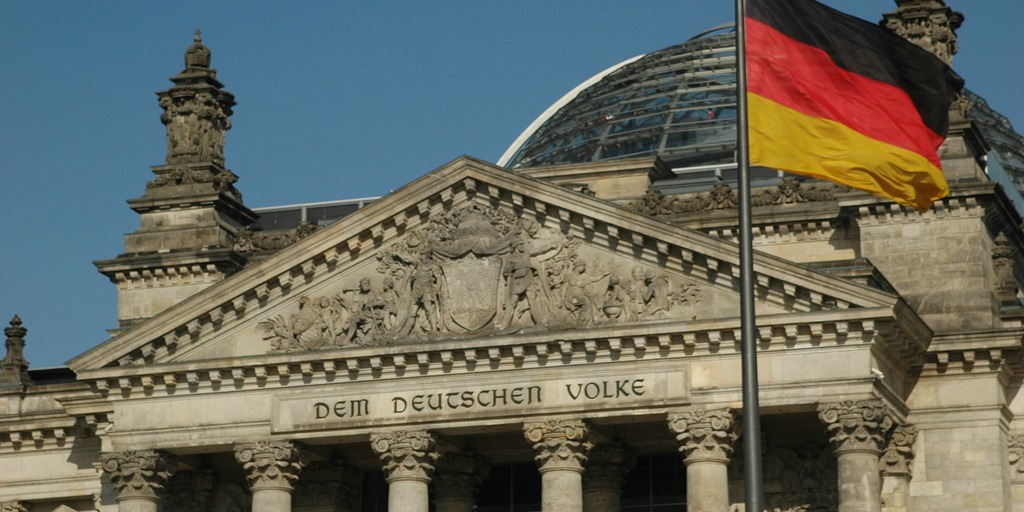 Bundestag (adapted) (Image by Herman [CC BY-SA 2.0] via flickr)