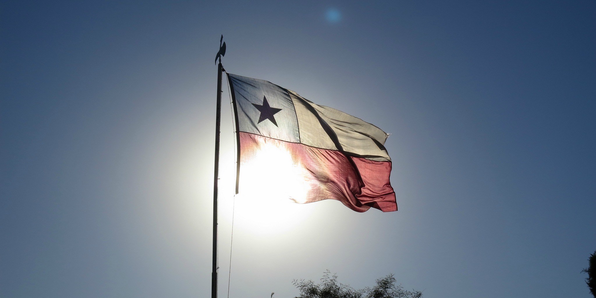 Chile's Flag Illuminated By Light (adapted) (Image by Kyle Pearce [CC BY 2.0] via flickr)