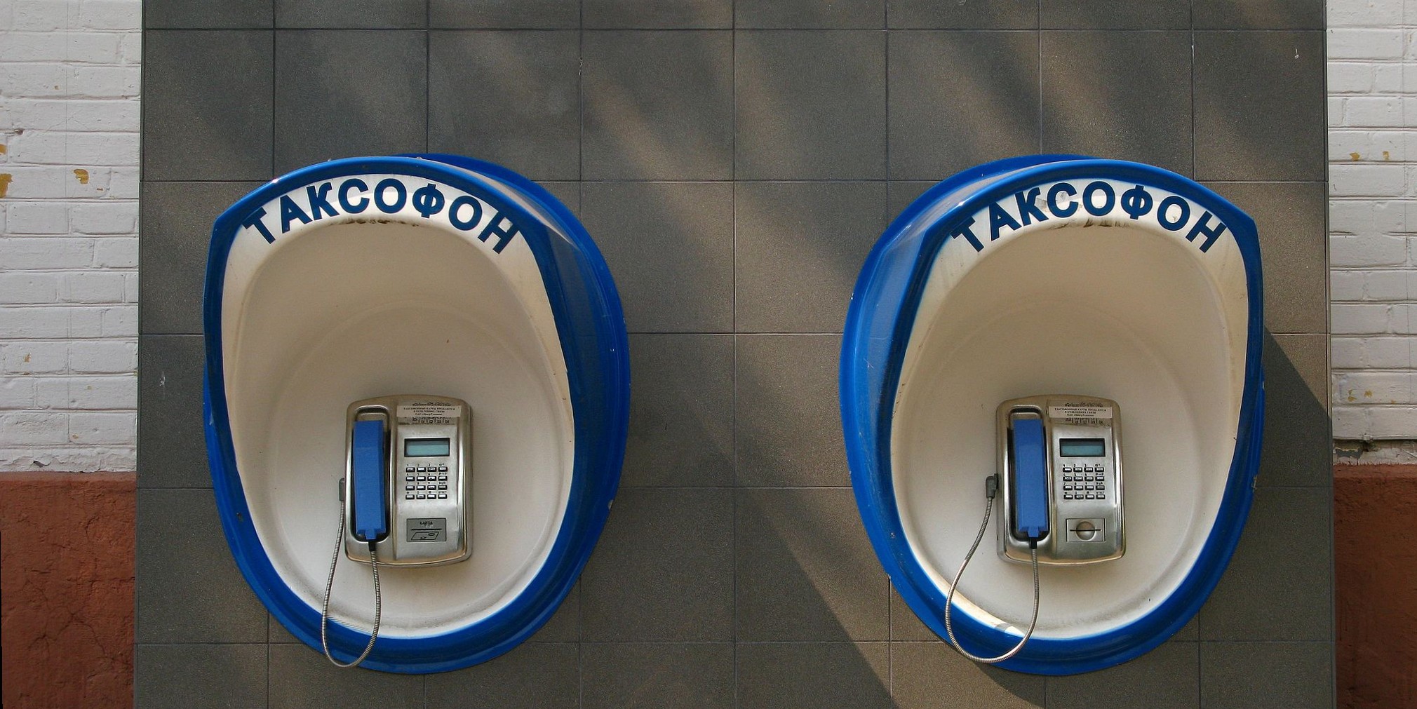 Phone Booths - Carl Marx square, Bryansk, Russia (Imagy by Wesha CC BY SA 3.0], vie Wikimedia Commons____123456.v01