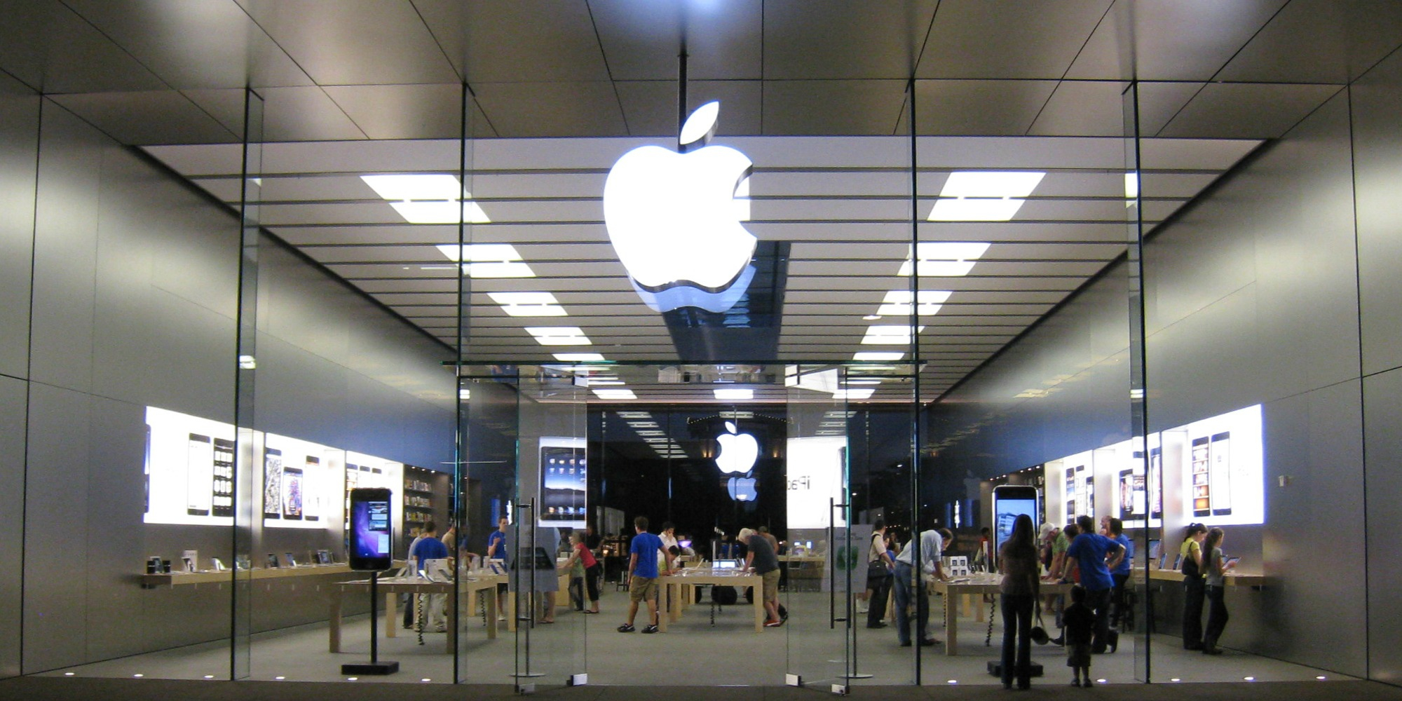 Apple Store Scottsdale Road (adapted) (Image by Dru Bloomfield [CC BY 2.0] via Flickr)