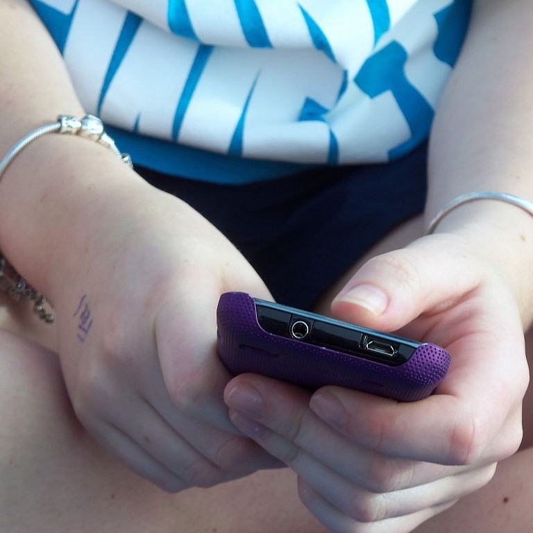teen-girl-texting-image-by-summer-skyes-11-cc-by-2-0-via-wikimedia-commons