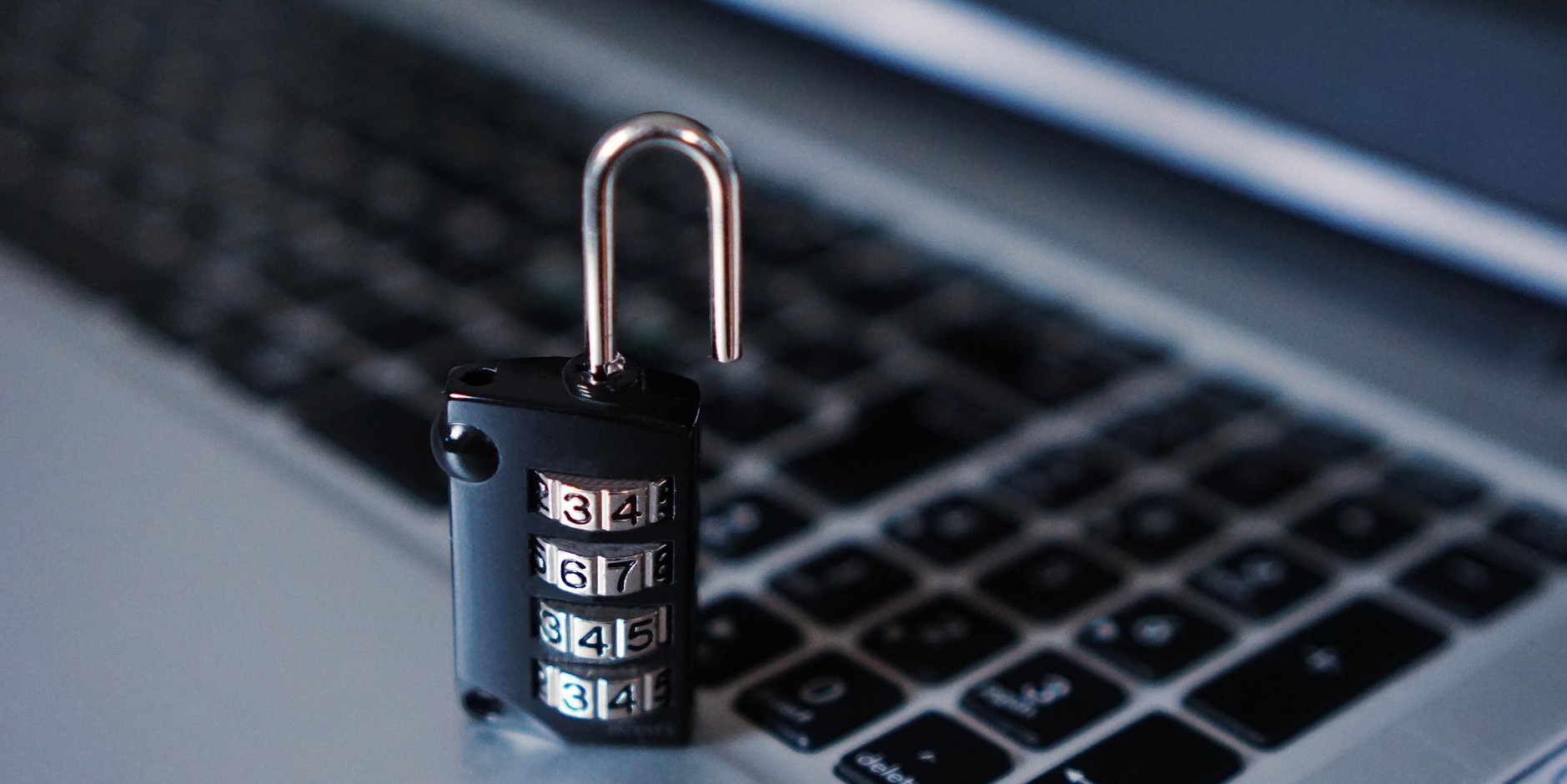 Computer Sicherheit Vorhängeschloss (adapted) (Image by TheDigitalWay [CC0 Public Domain], via pixabay)