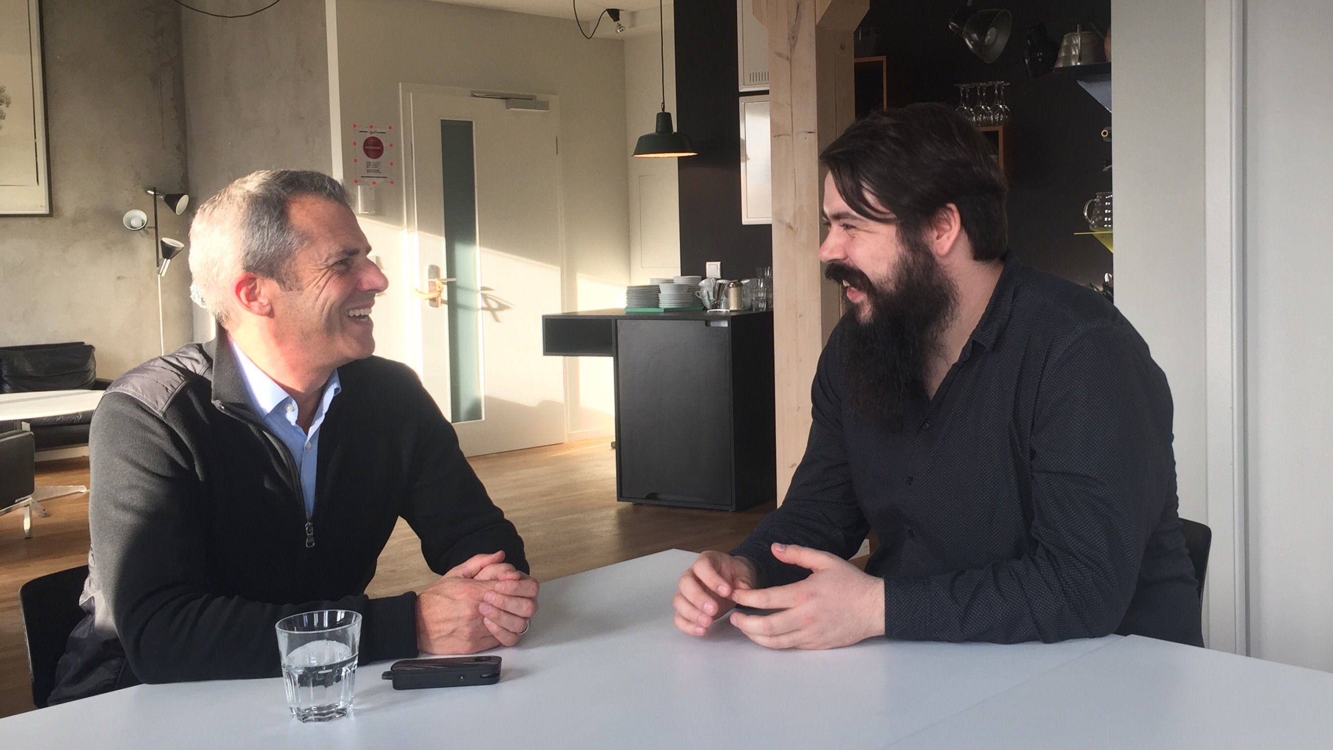 Im St. Oberholz Mark Williams und Tobias Schwarz (Image by Netzpiloten)