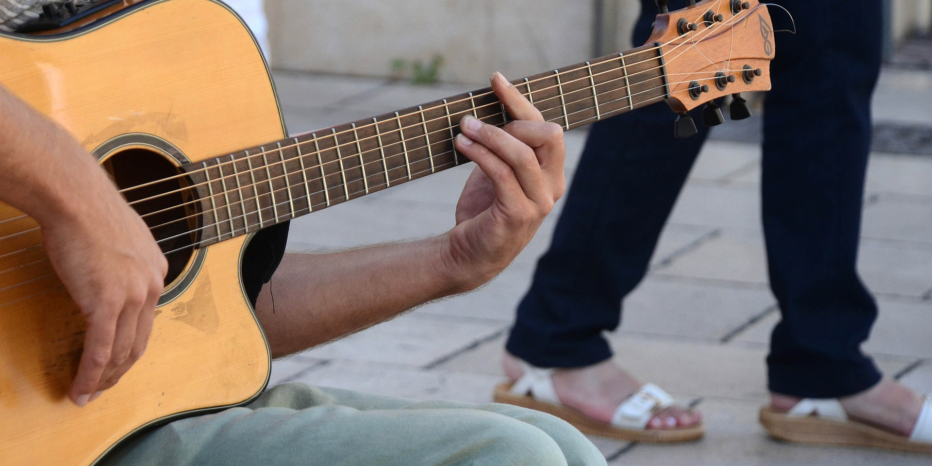 Gitarre (adapted) (Image by tresdetres [CC0 Public Domain] via pixabay)