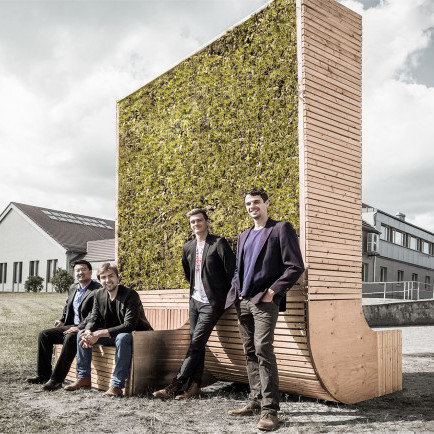 Das Gründerteam vor dem Prototypen des CityTrees (adapted) (Image by Green City Solutions)