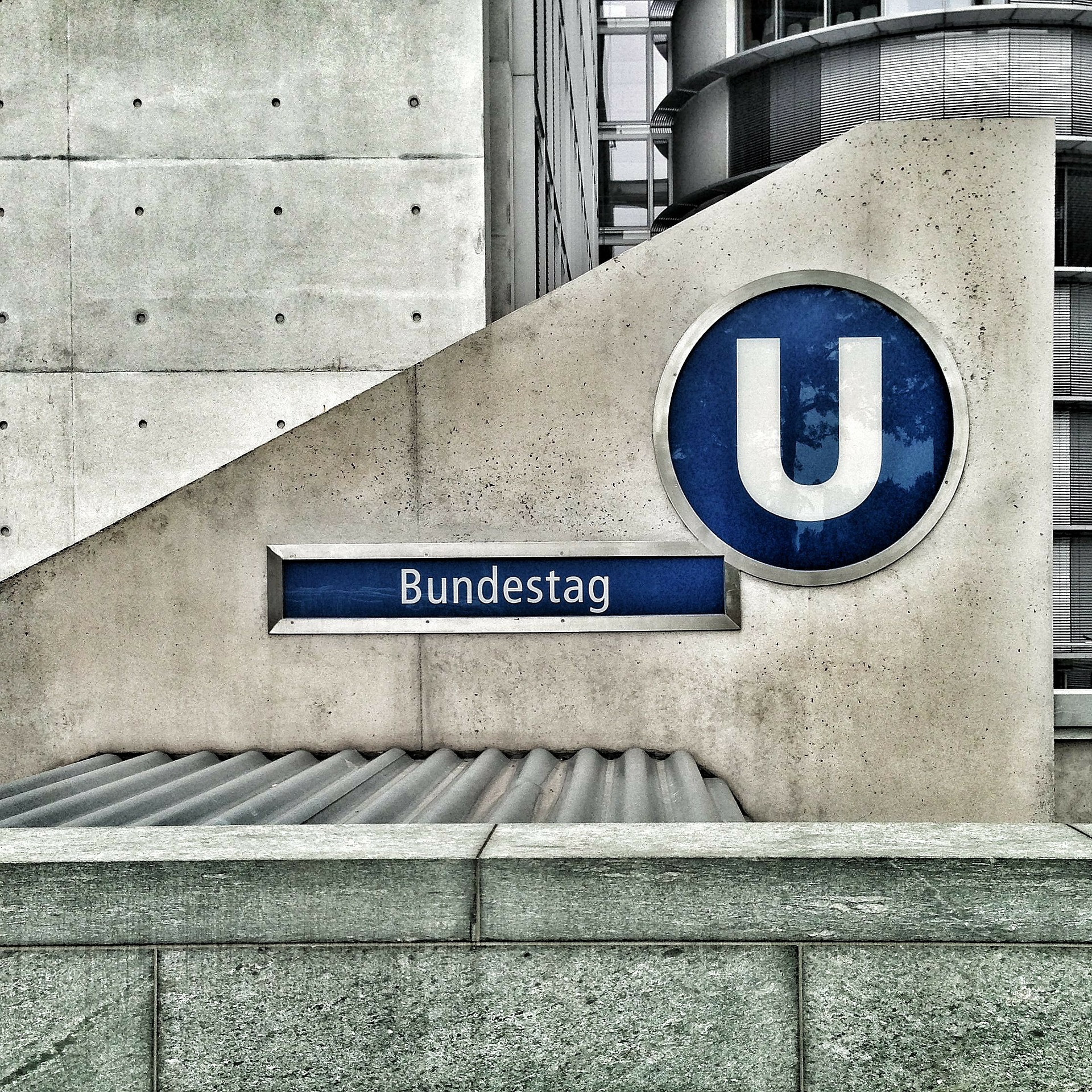 Bundestag (Image by LoboStudioHamburg) (CC0 Public Domain) via Pixabay
