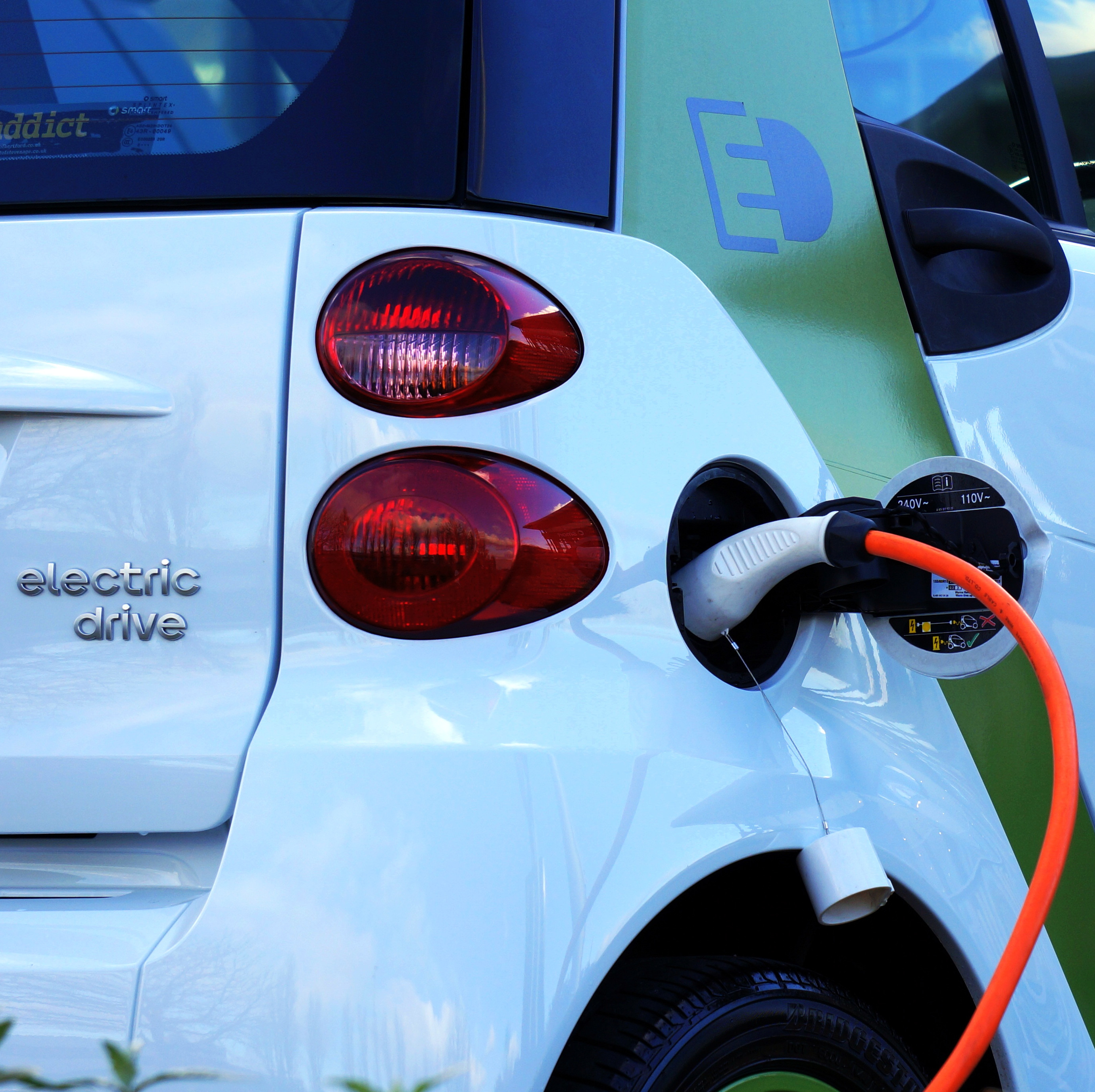 Electric Car (adapted) (Image by MikesPhotos) [CC0] via Pixabay
