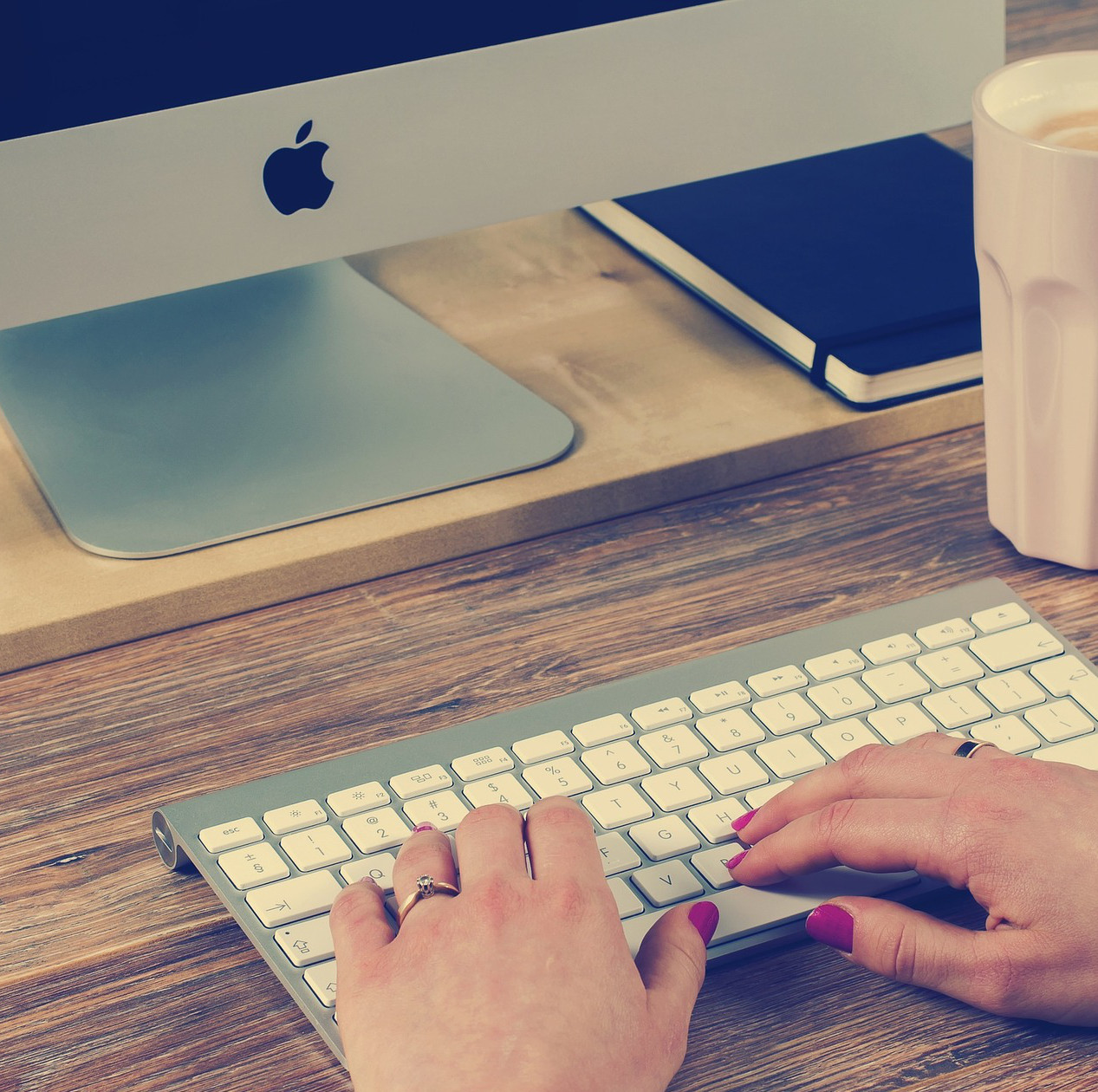 Tastatur (adapted) (image by Free-Photos [CC0] via pixabay)