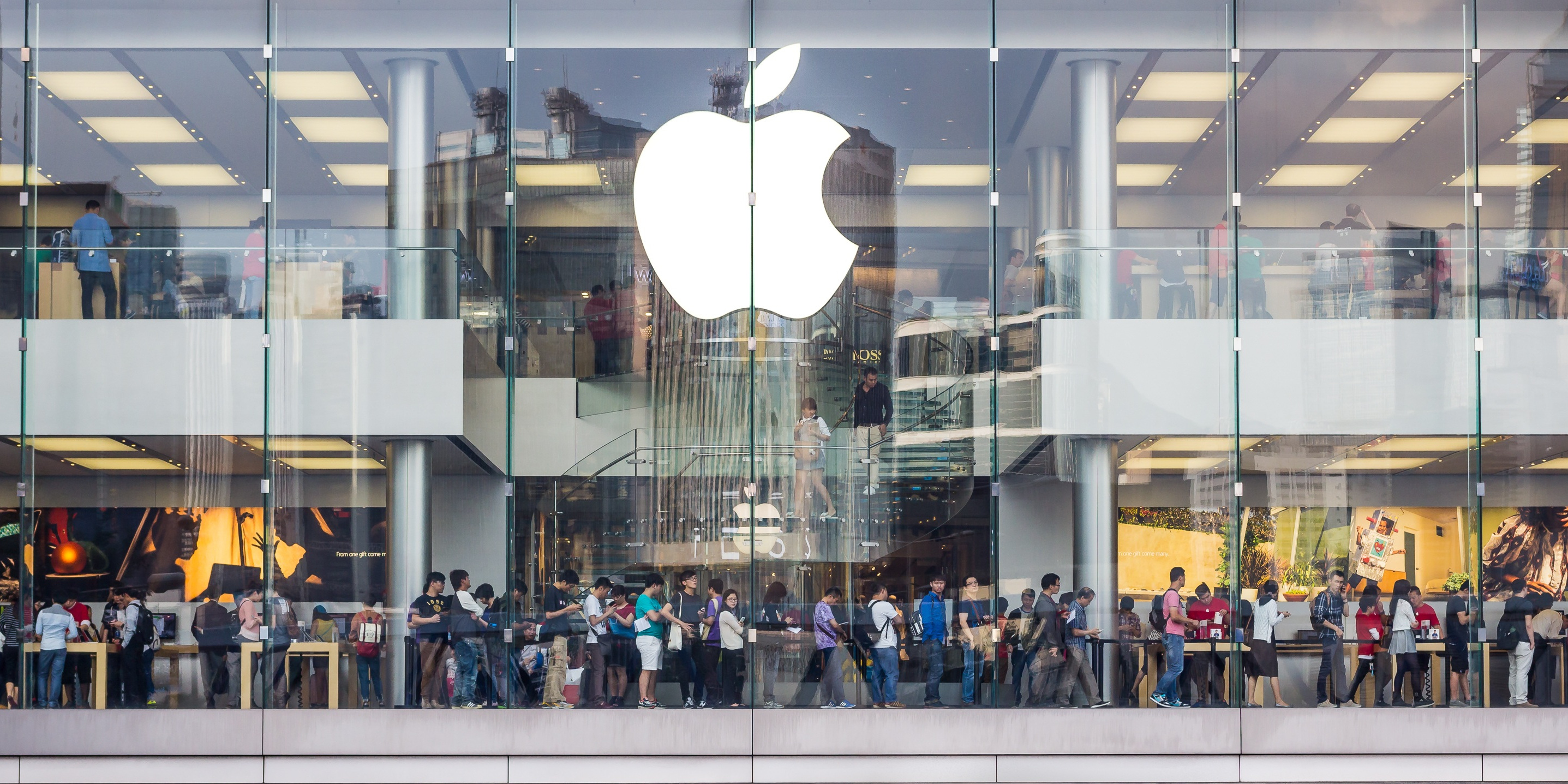 Apple Store (adapted) (Image by Robert_z_Ziemi) (CC0 Public Domain) via Pixabay