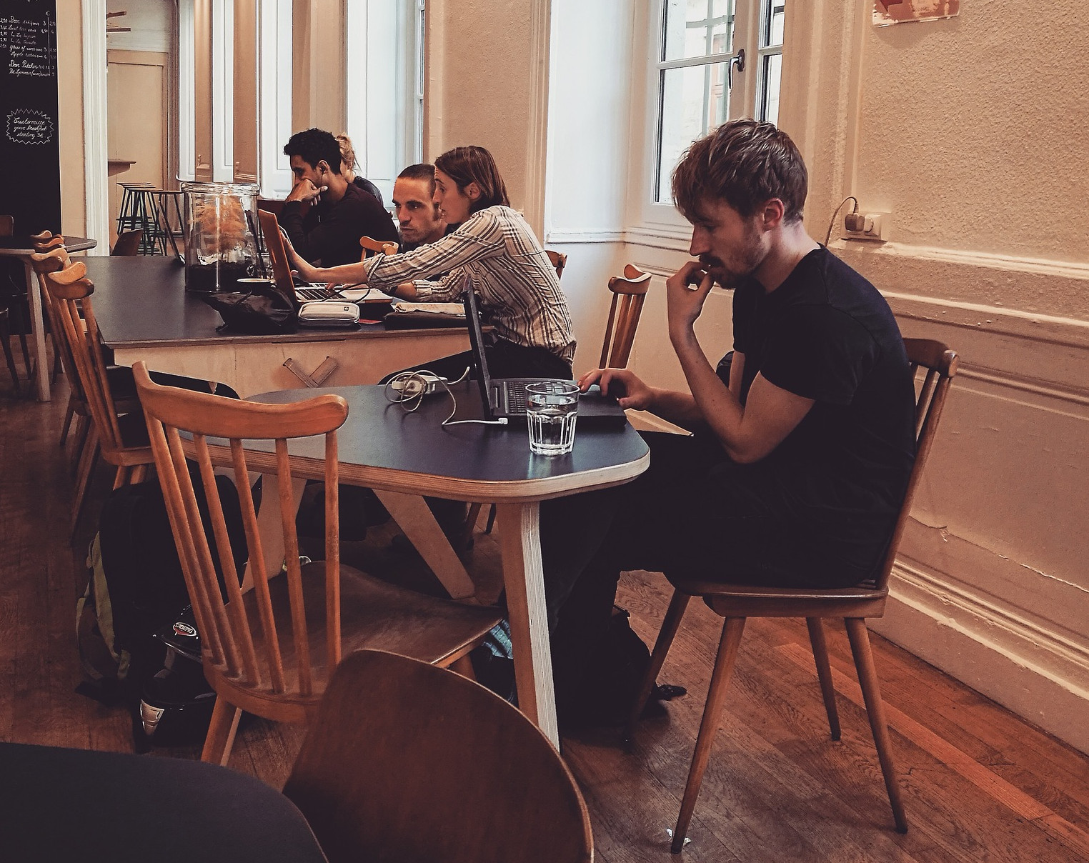 Cafe (adapted) (image by 5StarsDay [CC0] via pixabay)