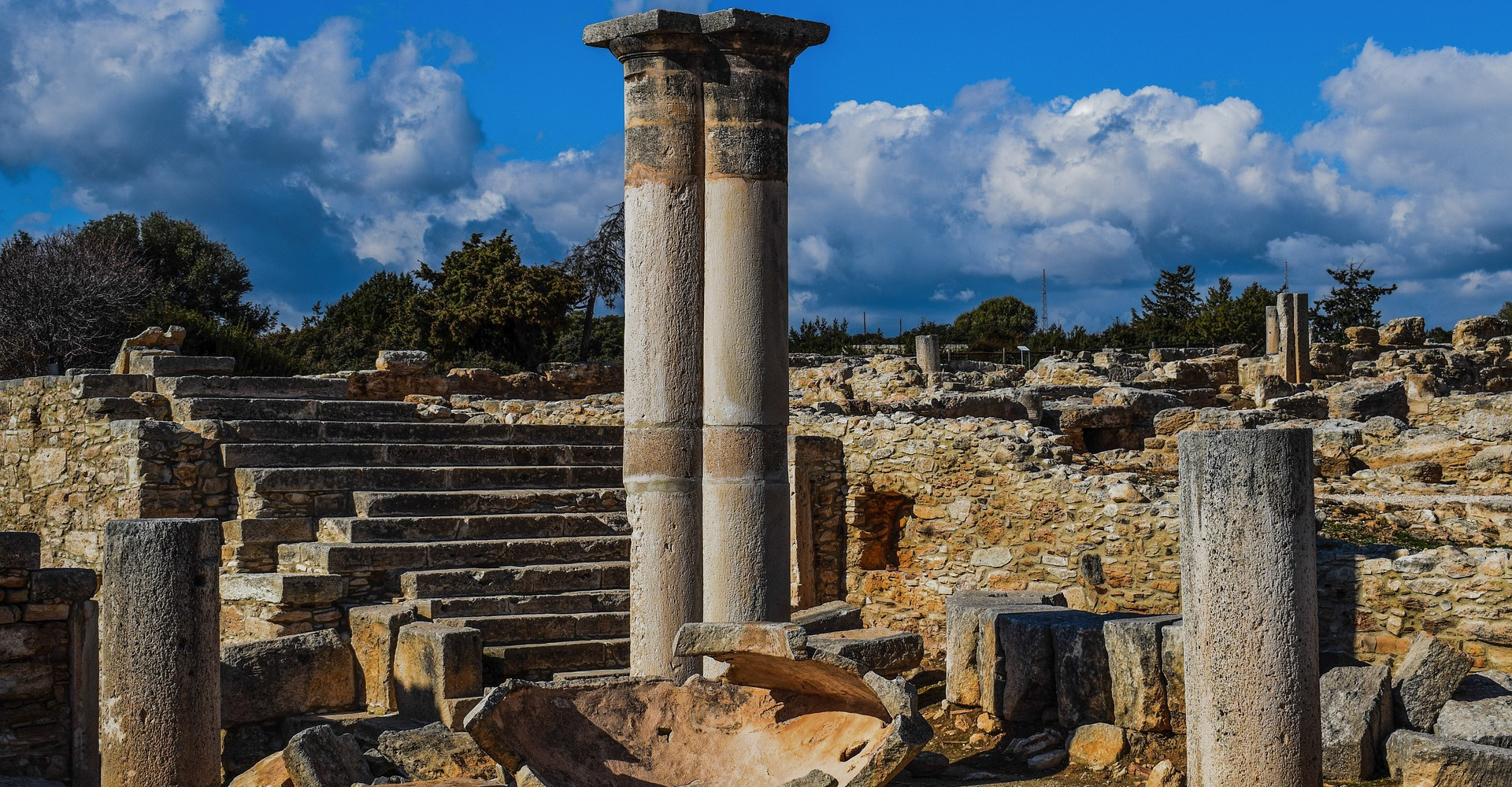 Heiligtum (adapted) (image by dimitrisvetsikas1969 [CC0]via pixabay)