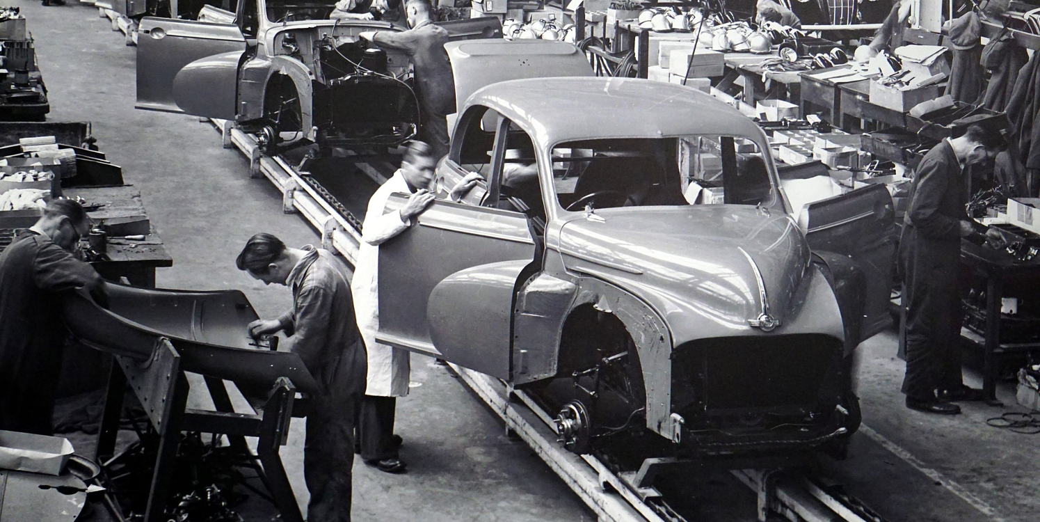 Automobilindustrie(adapted)(Image by MikesPhotos[CC0 Domain] via Pixabay)