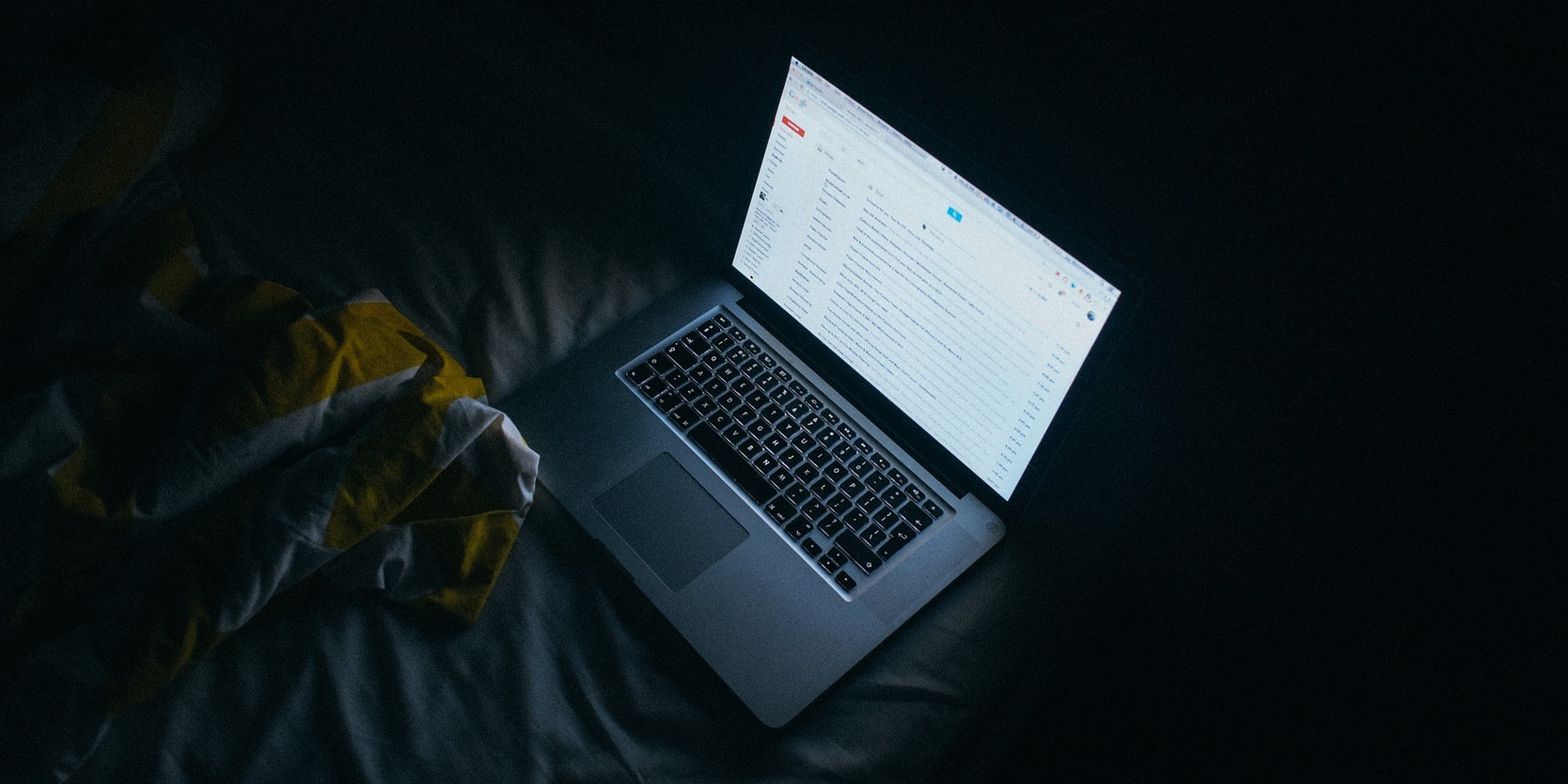 apple-macbook (adapted) ( Image by Free-Photos [CC0 Public Domain] via Pixabay)