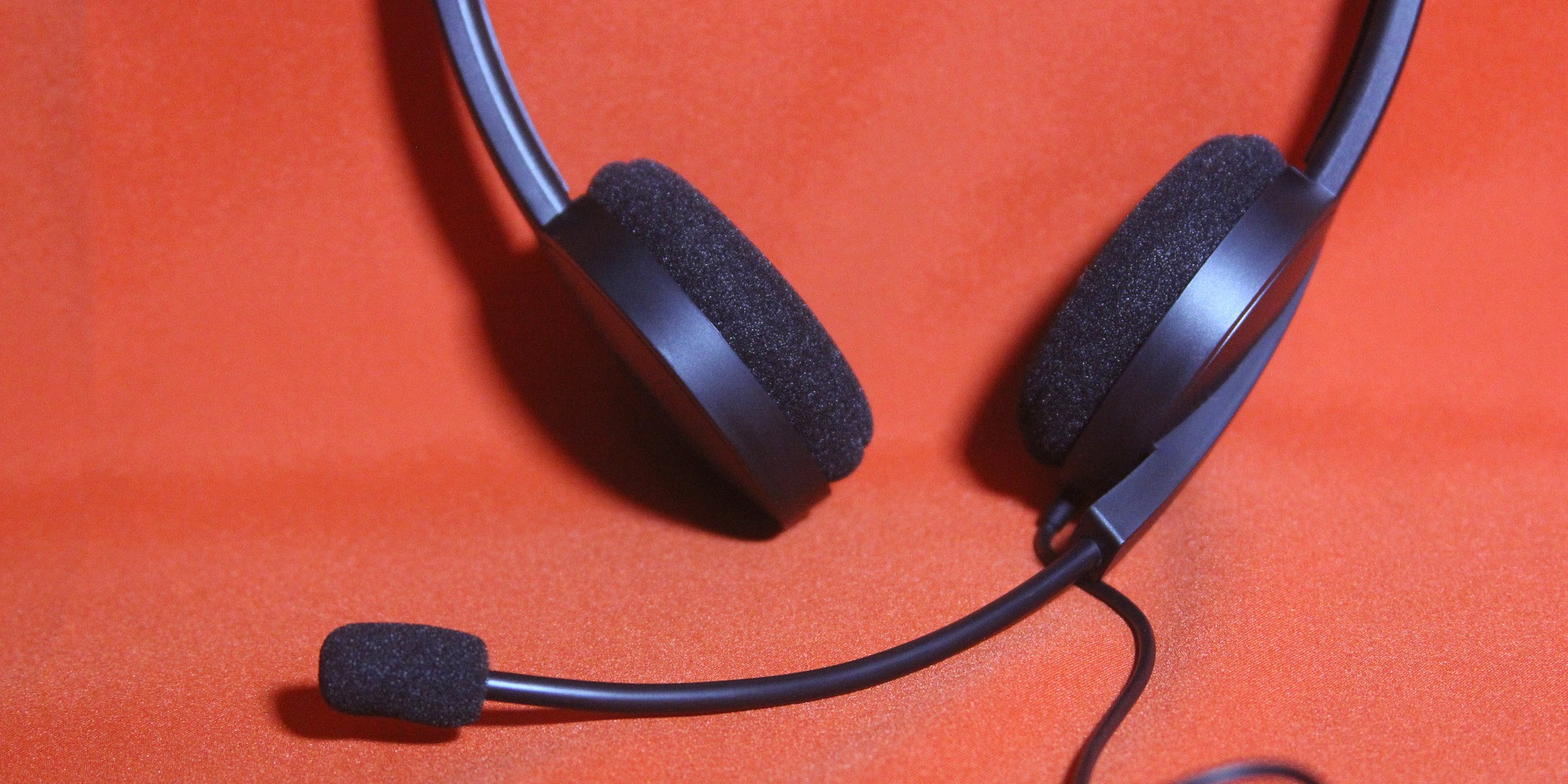 Headset (adapted) (Image by ronaldo [CC0 Public Domain] via Pixabay)