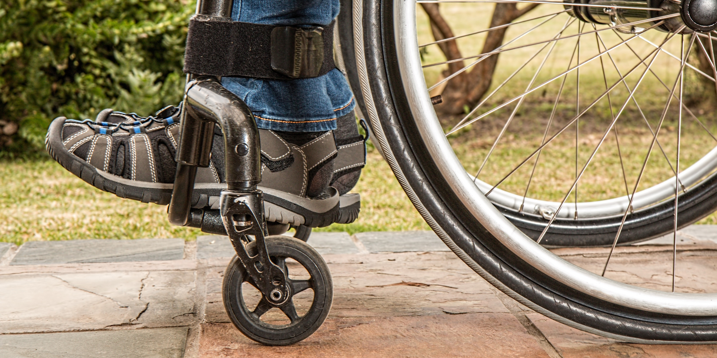 Rollstuhl (adapted) (Image by Pixabay) [CC0 Public Domain]