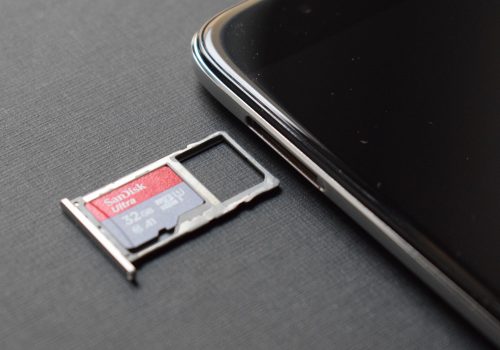 Alcatel Idol 5 SD Karten Slot (Image by Anne Jerratsch)