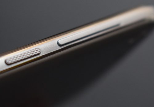 Alcatel Idol 5 Seitenknöpfe (Image by Anne Jerratsch)