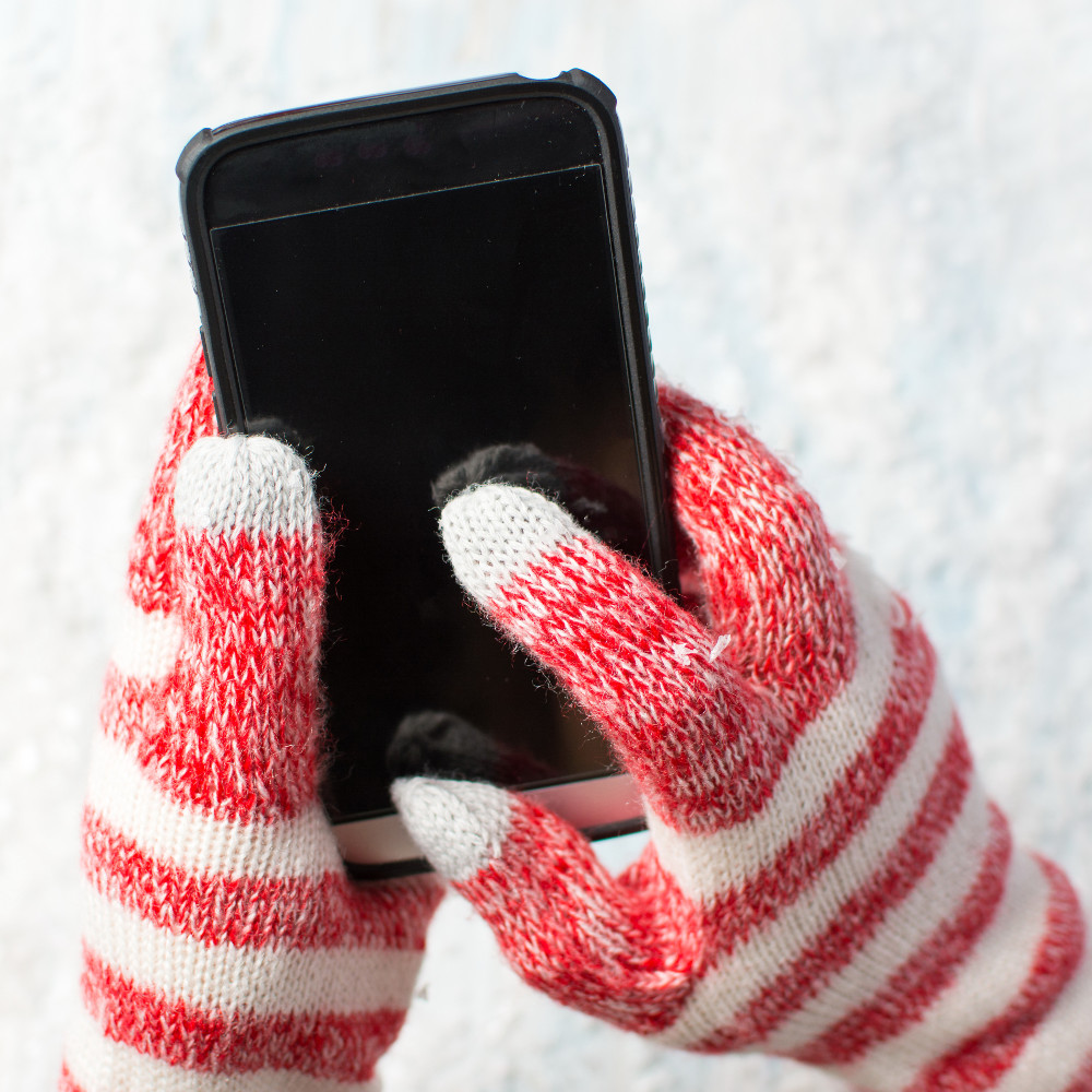 creativefamily - stock adobe com Smartphone im Winter