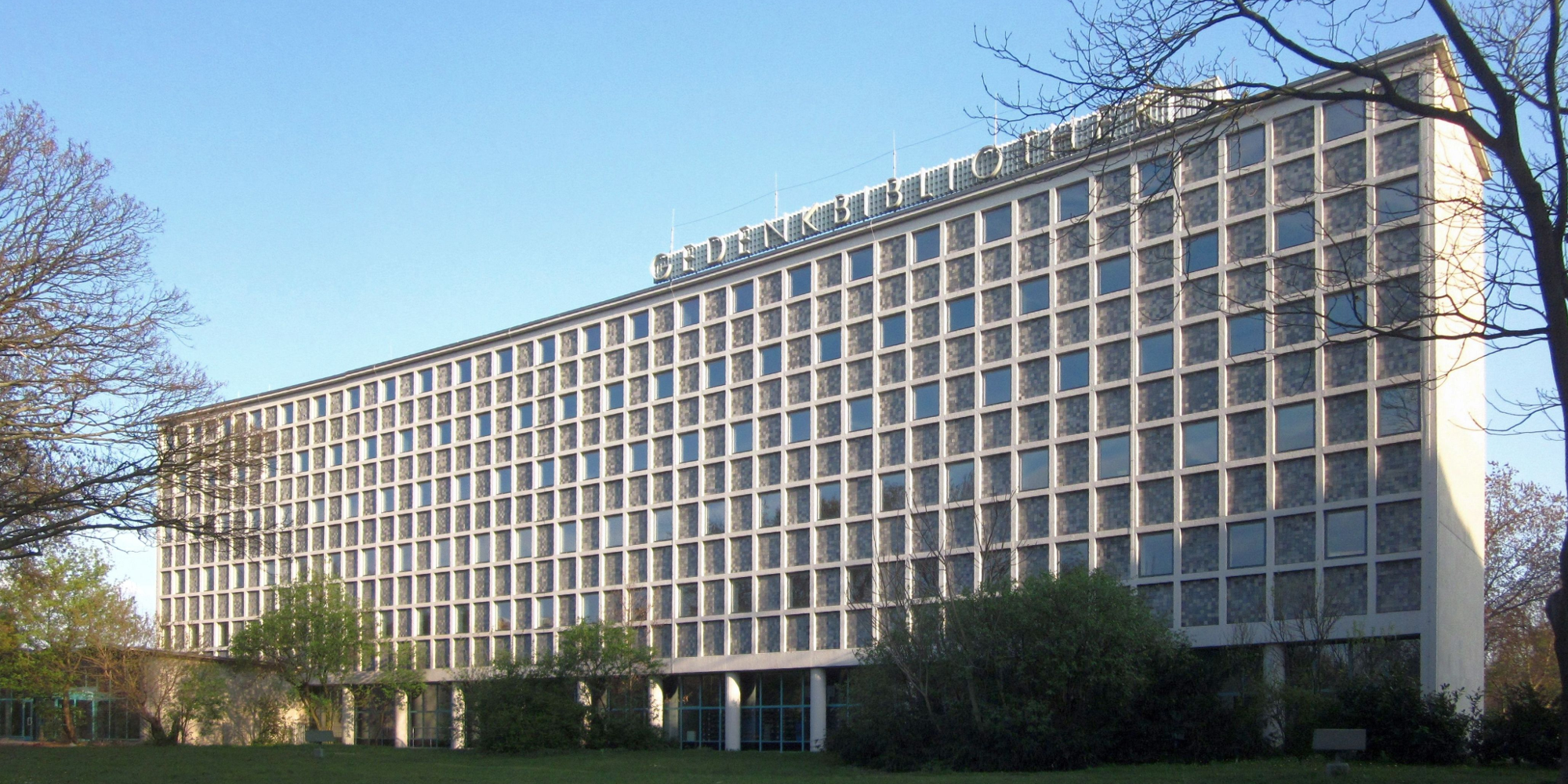 Image (adapted) Berlin_Kreuzberg_Bluecherplatz_1_Amerika-Gedenk-Bibliothek_by_Jörg Zägel_via_Wikipedia (CC BY-SA 3.0)