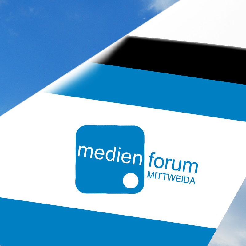 Partnergrafik des Medienforum Mittweidas auf der Finne eines Flugzeugs.