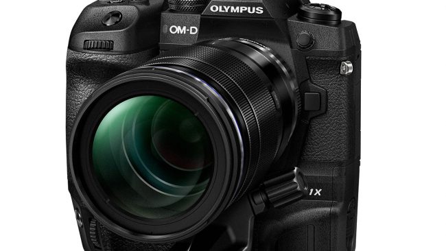 Olympus OM-D E-M1X von vorn rechts mit 40-150mm