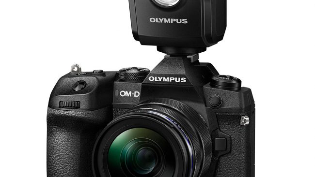 Olympus OM-D E-M1X mit Blitz FL-700WR