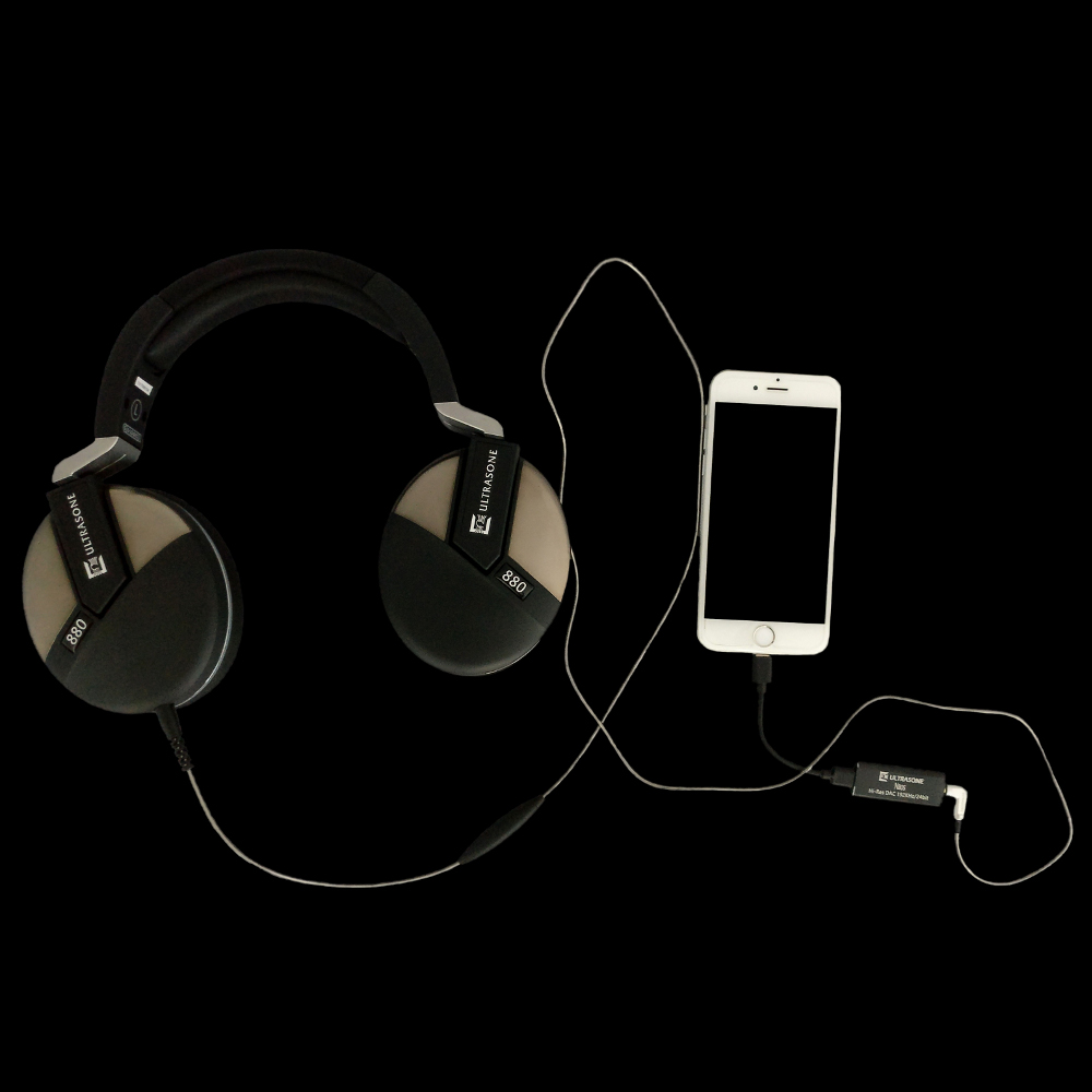 Der NAOS Adapter wird einfach mit dem Smartphone verbunden. Der ULTRASONE Performance 880 kommt dann in den Klinkenschluss des Adapters.
