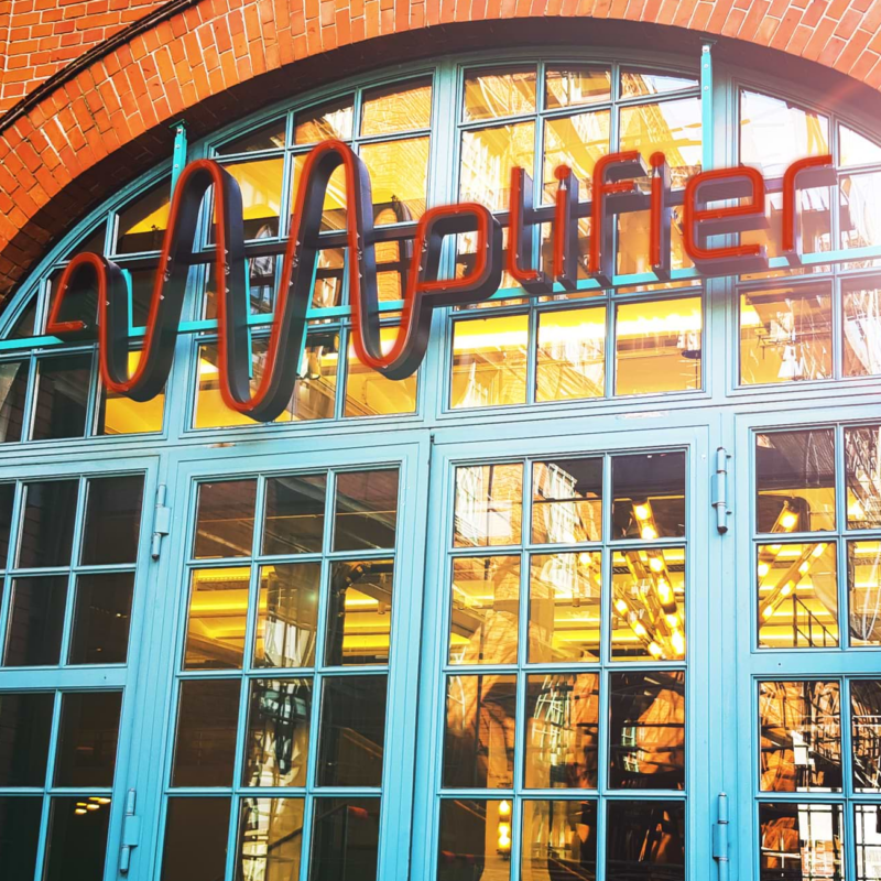 Die Glasfront des Amplifiers in Berlin.